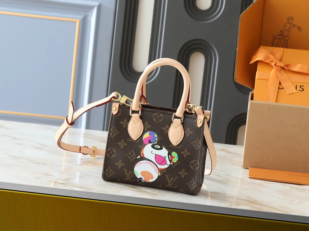 💰220💰Upgraded from the original M13668 M46839, the Louis Vuitton x Murakami reissue series interprets the exquisite version of the OnTheGo handbag with playful touches. Monogram canvas and cow leather establish the brand's classic style, and Murakami's cute and cute panda image is transformed into front and back prints. The detachable and adjustable shoulder strap provides a variety of carrying options, and the zippered interior pocket keeps personal items safe and secure. Dimensions: 18.0 x 15.0 x 8.5 cm (length x height x width)