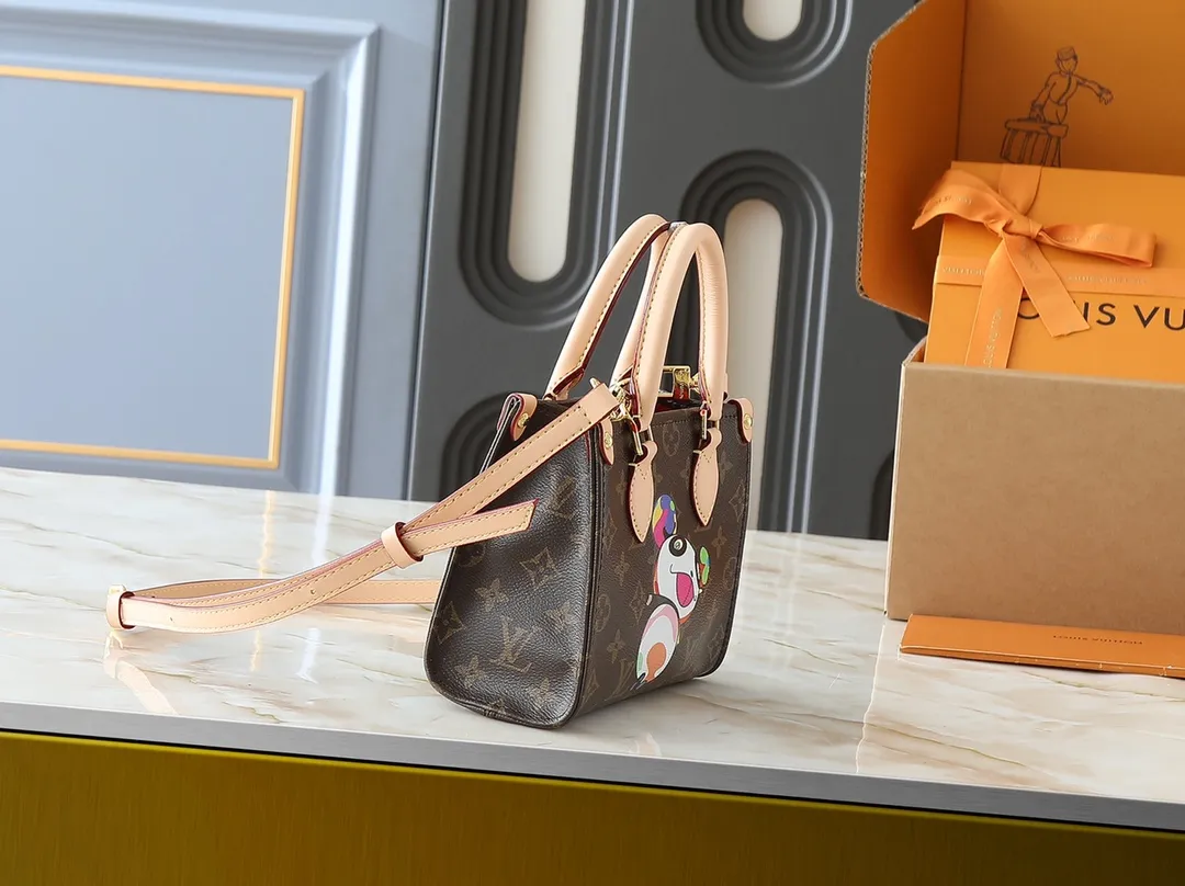 💰220💰Upgraded from the original M13668 M46839, the Louis Vuitton x Murakami reissue series interprets the exquisite version of the OnTheGo handbag with playful touches. Monogram canvas and cow leather establish the brand's classic style, and Murakami's cute and cute panda image is transformed into front and back prints. The detachable and adjustable shoulder strap provides a variety of carrying options, and the zippered interior pocket keeps personal items safe and secure. Dimensions: 18.0 x 15.0 x 8.5 cm (length x height x width)