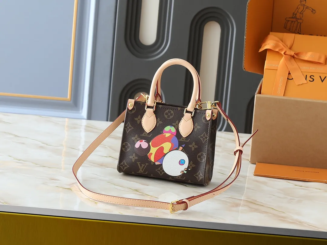 💰220💰Upgraded from the original M13668 M46839, the Louis Vuitton x Murakami reissue series interprets the exquisite version of the OnTheGo handbag with playful touches. Monogram canvas and cow leather establish the brand's classic style, and Murakami's cute and cute panda image is transformed into front and back prints. The detachable and adjustable shoulder strap provides a variety of carrying options, and the zippered interior pocket keeps personal items safe and secure. Dimensions: 18.0 x 15.0 x 8.5 cm (length x height x width)