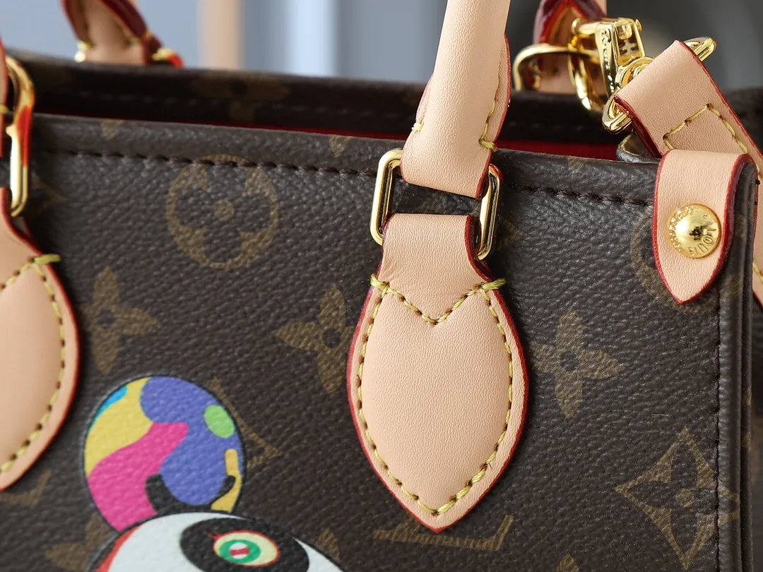 💰220💰Upgraded from the original M13668 M46839, the Louis Vuitton x Murakami reissue series interprets the exquisite version of the OnTheGo handbag with playful touches. Monogram canvas and cow leather establish the brand's classic style, and Murakami's cute and cute panda image is transformed into front and back prints. The detachable and adjustable shoulder strap provides a variety of carrying options, and the zippered interior pocket keeps personal items safe and secure. Dimensions: 18.0 x 15.0 x 8.5 cm (length x height x width)