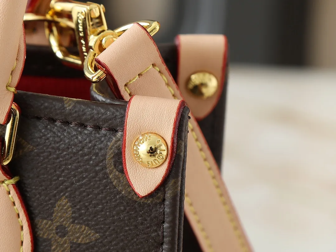 💰220💰Upgraded from the original M13668 M46839, the Louis Vuitton x Murakami reissue series interprets the exquisite version of the OnTheGo handbag with playful touches. Monogram canvas and cow leather establish the brand's classic style, and Murakami's cute and cute panda image is transformed into front and back prints. The detachable and adjustable shoulder strap provides a variety of carrying options, and the zippered interior pocket keeps personal items safe and secure. Dimensions: 18.0 x 15.0 x 8.5 cm (length x height x width)