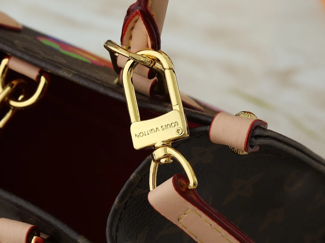 💰220💰Upgraded from the original M13668 M46839, the Louis Vuitton x Murakami reissue series interprets the exquisite version of the OnTheGo handbag with playful touches. Monogram canvas and cow leather establish the brand's classic style, and Murakami's cute and cute panda image is transformed into front and back prints. The detachable and adjustable shoulder strap provides a variety of carrying options, and the zippered interior pocket keeps personal items safe and secure. Dimensions: 18.0 x 15.0 x 8.5 cm (length x height x width)