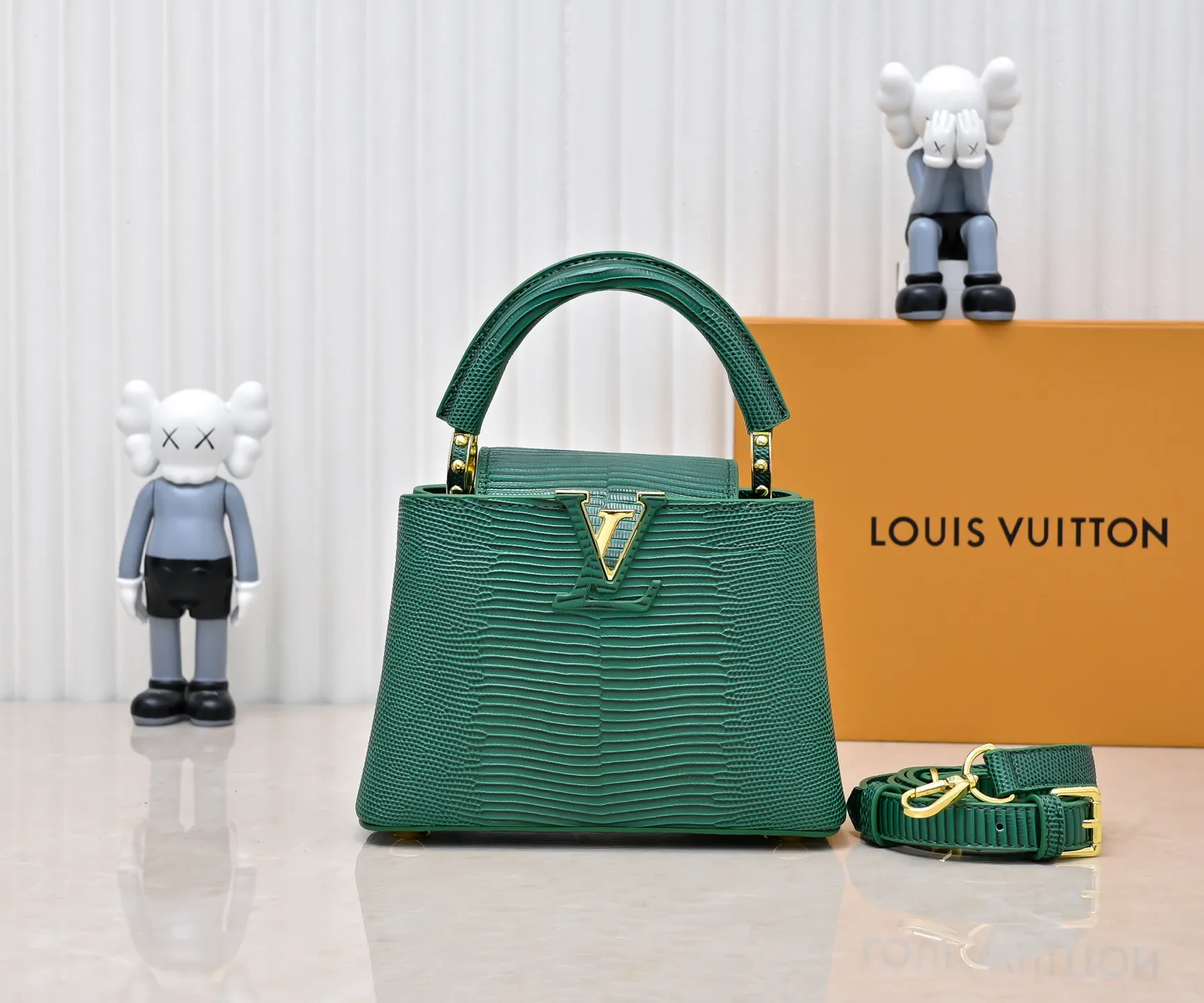 Top original P400 Guangzhou product M99527 green lizard gold buckle This Capucines mini handbag is wrapped in gorgeous lizard leather and lined with fine sheepskin, embellished with dazzling metal parts. The flip cover reads LV letters inside, and a Monogram flower blooms when turned out. Its compact size makes it a dazzling choice for evening occasions. Detailed features 21 x 14 x 8 cm (length x height x width)