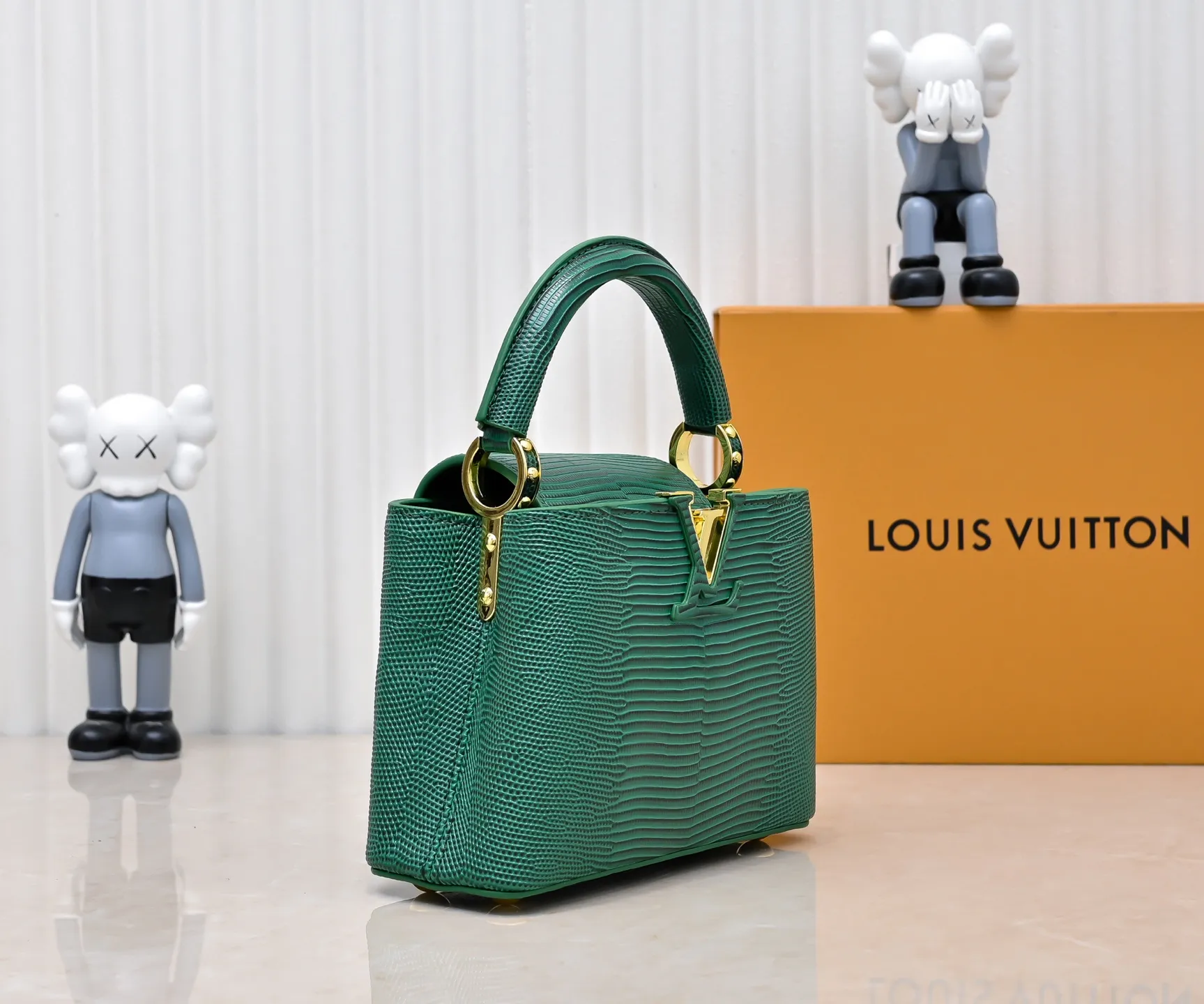 Top original P400 Guangzhou product M99527 green lizard gold buckle This Capucines mini handbag is wrapped in gorgeous lizard leather and lined with fine sheepskin, embellished with dazzling metal parts. The flip cover reads LV letters inside, and a Monogram flower blooms when turned out. Its compact size makes it a dazzling choice for evening occasions. Detailed features 21 x 14 x 8 cm (length x height x width)