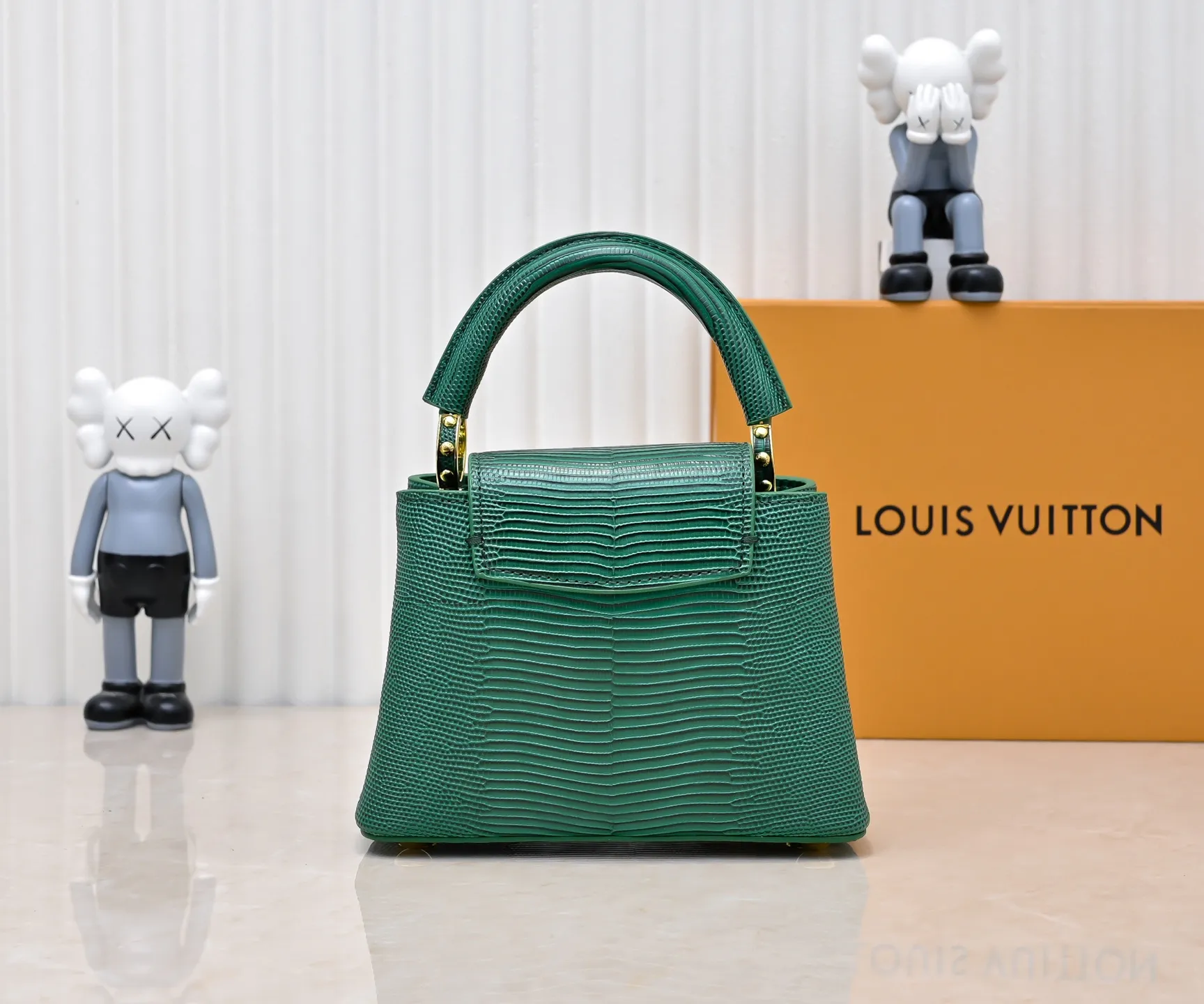 Top original P400 Guangzhou product M99527 green lizard gold buckle This Capucines mini handbag is wrapped in gorgeous lizard leather and lined with fine sheepskin, embellished with dazzling metal parts. The flip cover reads LV letters inside, and a Monogram flower blooms when turned out. Its compact size makes it a dazzling choice for evening occasions. Detailed features 21 x 14 x 8 cm (length x height x width)