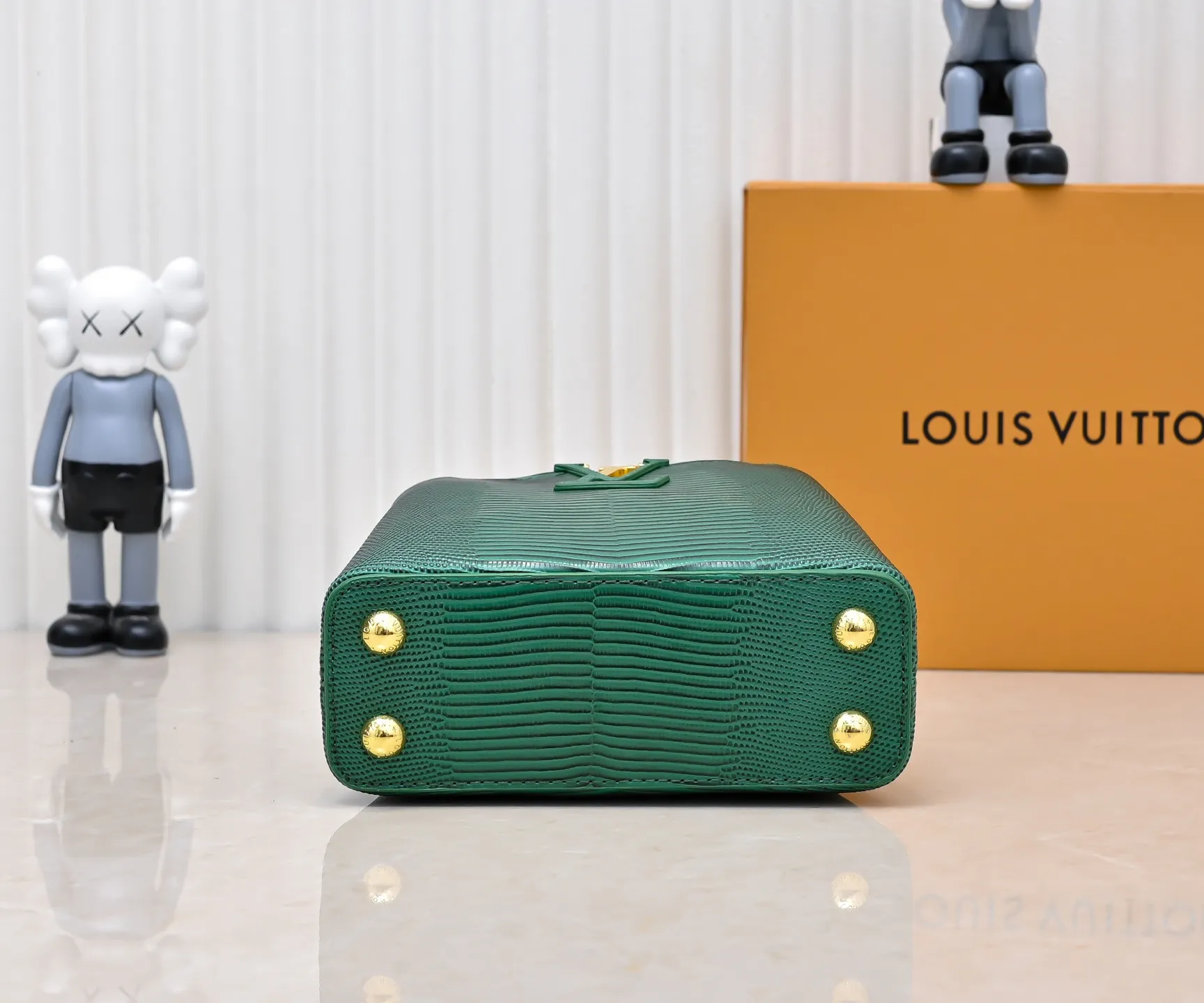 Top original P400 Guangzhou product M99527 green lizard gold buckle This Capucines mini handbag is wrapped in gorgeous lizard leather and lined with fine sheepskin, embellished with dazzling metal parts. The flip cover reads LV letters inside, and a Monogram flower blooms when turned out. Its compact size makes it a dazzling choice for evening occasions. Detailed features 21 x 14 x 8 cm (length x height x width)