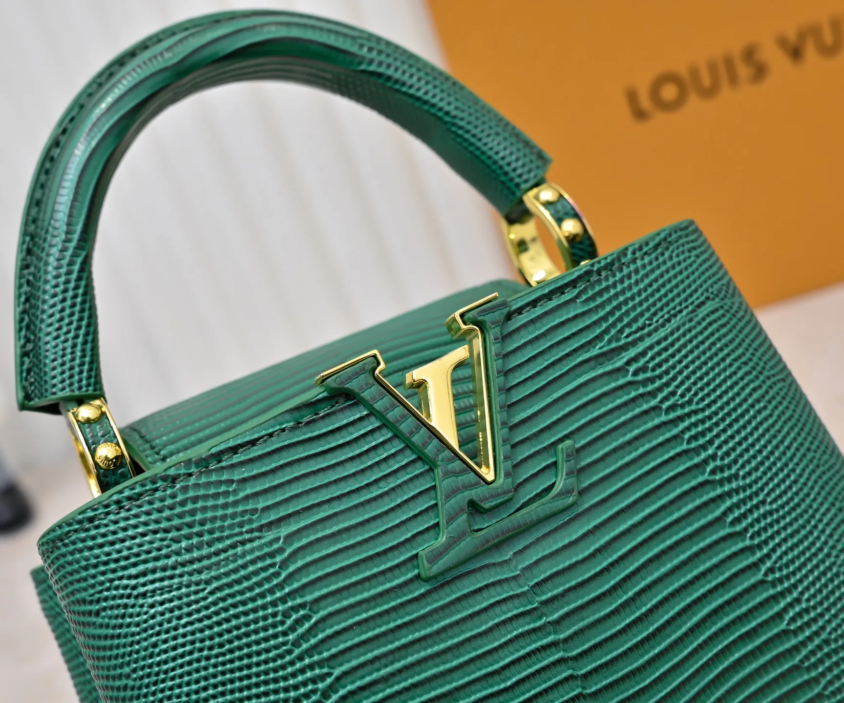 Top original P400 Guangzhou product M99527 green lizard gold buckle This Capucines mini handbag is wrapped in gorgeous lizard leather and lined with fine sheepskin, embellished with dazzling metal parts. The flip cover reads LV letters inside, and a Monogram flower blooms when turned out. Its compact size makes it a dazzling choice for evening occasions. Detailed features 21 x 14 x 8 cm (length x height x width)