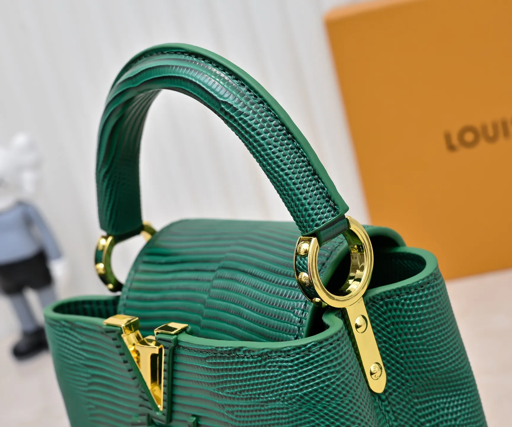 Top original P400 Guangzhou product M99527 green lizard gold buckle This Capucines mini handbag is wrapped in gorgeous lizard leather and lined with fine sheepskin, embellished with dazzling metal parts. The flip cover reads LV letters inside, and a Monogram flower blooms when turned out. Its compact size makes it a dazzling choice for evening occasions. Detailed features 21 x 14 x 8 cm (length x height x width)