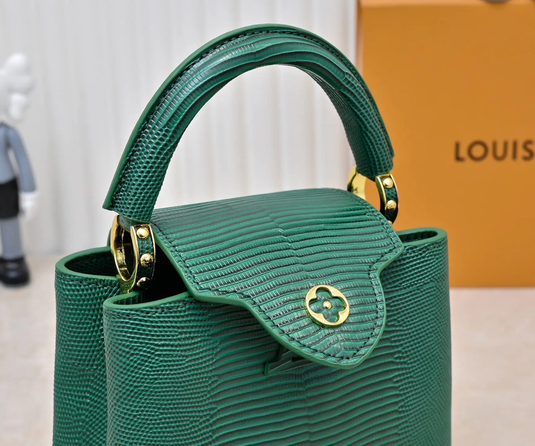 Top original P400 Guangzhou product M99527 green lizard gold buckle This Capucines mini handbag is wrapped in gorgeous lizard leather and lined with fine sheepskin, embellished with dazzling metal parts. The flip cover reads LV letters inside, and a Monogram flower blooms when turned out. Its compact size makes it a dazzling choice for evening occasions. Detailed features 21 x 14 x 8 cm (length x height x width)