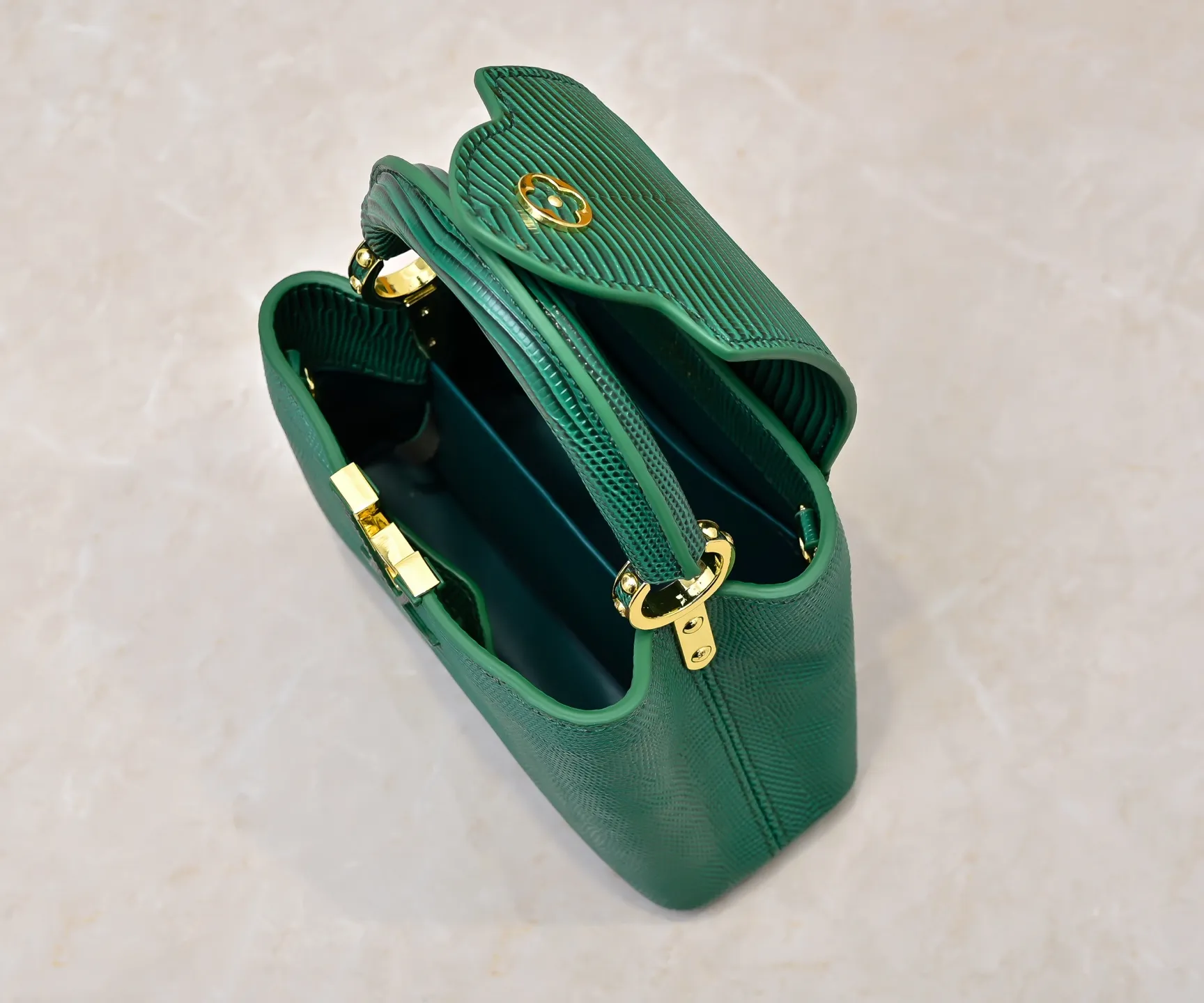 Top original P400 Guangzhou product M99527 green lizard gold buckle This Capucines mini handbag is wrapped in gorgeous lizard leather and lined with fine sheepskin, embellished with dazzling metal parts. The flip cover reads LV letters inside, and a Monogram flower blooms when turned out. Its compact size makes it a dazzling choice for evening occasions. Detailed features 21 x 14 x 8 cm (length x height x width)