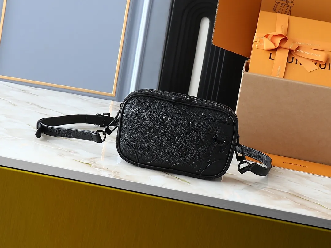 💰240💰Upgraded from the original M83383 M82542 M82544 M82801 mini men's messenger bag series. The new Zly hx NANO ALPHA handbag of the season. The Neo Alpha handbag condenses the past Alpha handbag design with rounded strokes and uses soft Monogram Eclipse canvas to build a casual silhouette. The ample space is equipped with a zipper compartment and front patch pocket to hold daily necessities such as mobile phones, cards and keys, and comes with a detachable and adjustable leather shoulder strap. 18.5 x 11 x 6.5 cm.