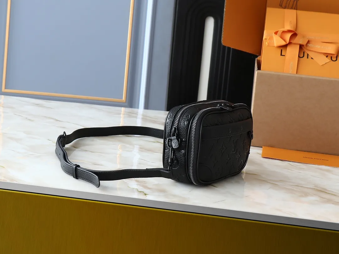 💰240💰Upgraded from the original M83383 M82542 M82544 M82801 mini men's messenger bag series. The new Zly hx NANO ALPHA handbag of the season. The Neo Alpha handbag condenses the past Alpha handbag design with rounded strokes and uses soft Monogram Eclipse canvas to build a casual silhouette. The ample space is equipped with a zipper compartment and front patch pocket to hold daily necessities such as mobile phones, cards and keys, and comes with a detachable and adjustable leather shoulder strap. 18.5 x 11 x 6.5 cm.