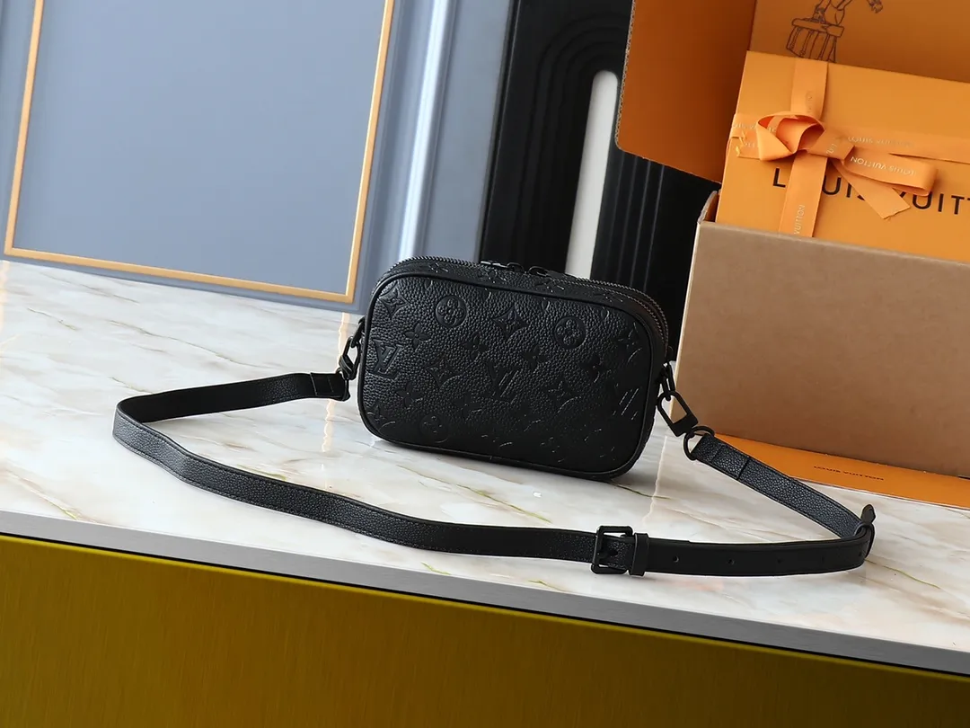 💰240💰Upgraded from the original M83383 M82542 M82544 M82801 mini men's messenger bag series. The new Zly hx NANO ALPHA handbag of the season. The Neo Alpha handbag condenses the past Alpha handbag design with rounded strokes and uses soft Monogram Eclipse canvas to build a casual silhouette. The ample space is equipped with a zipper compartment and front patch pocket to hold daily necessities such as mobile phones, cards and keys, and comes with a detachable and adjustable leather shoulder strap. 18.5 x 11 x 6.5 cm.