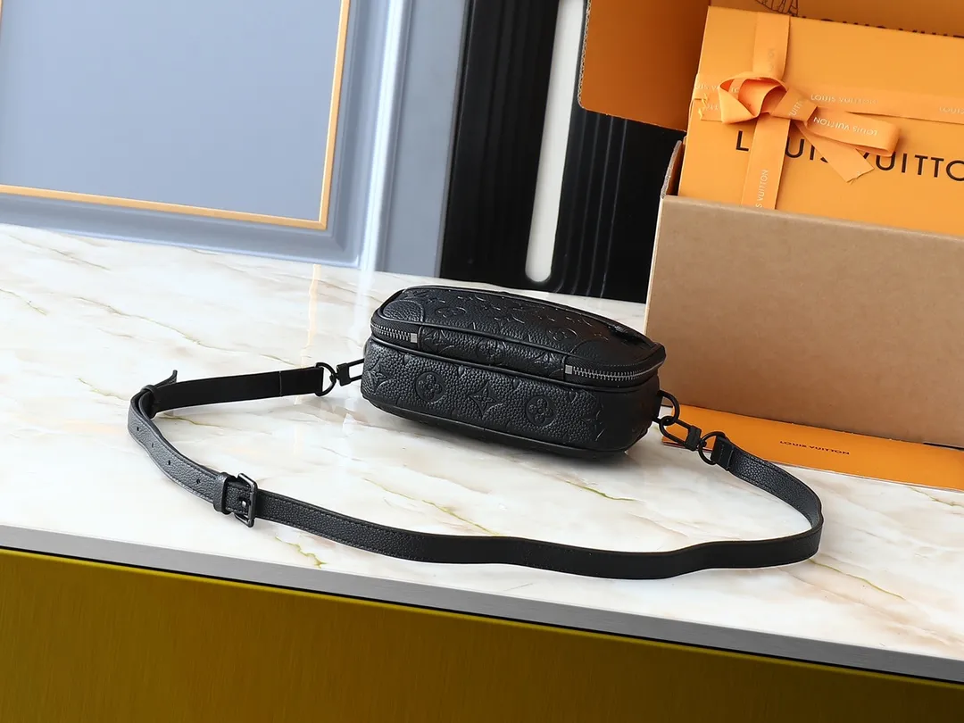 💰240💰Upgraded from the original M83383 M82542 M82544 M82801 mini men's messenger bag series. The new Zly hx NANO ALPHA handbag of the season. The Neo Alpha handbag condenses the past Alpha handbag design with rounded strokes and uses soft Monogram Eclipse canvas to build a casual silhouette. The ample space is equipped with a zipper compartment and front patch pocket to hold daily necessities such as mobile phones, cards and keys, and comes with a detachable and adjustable leather shoulder strap. 18.5 x 11 x 6.5 cm.