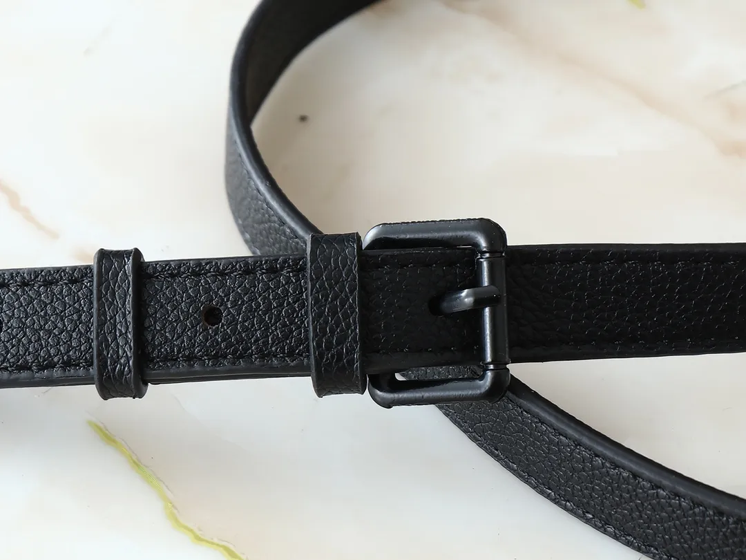 💰240💰Upgraded from the original M83383 M82542 M82544 M82801 mini men's messenger bag series. The new Zly hx NANO ALPHA handbag of the season. The Neo Alpha handbag condenses the past Alpha handbag design with rounded strokes and uses soft Monogram Eclipse canvas to build a casual silhouette. The ample space is equipped with a zipper compartment and front patch pocket to hold daily necessities such as mobile phones, cards and keys, and comes with a detachable and adjustable leather shoulder strap. 18.5 x 11 x 6.5 cm.