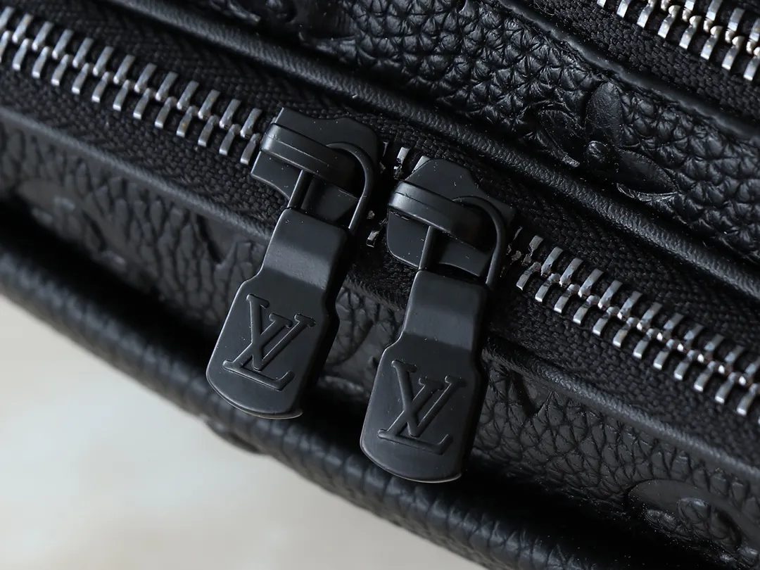 💰240💰Upgraded from the original M83383 M82542 M82544 M82801 mini men's messenger bag series. The new Zly hx NANO ALPHA handbag of the season. The Neo Alpha handbag condenses the past Alpha handbag design with rounded strokes and uses soft Monogram Eclipse canvas to build a casual silhouette. The ample space is equipped with a zipper compartment and front patch pocket to hold daily necessities such as mobile phones, cards and keys, and comes with a detachable and adjustable leather shoulder strap. 18.5 x 11 x 6.5 cm.