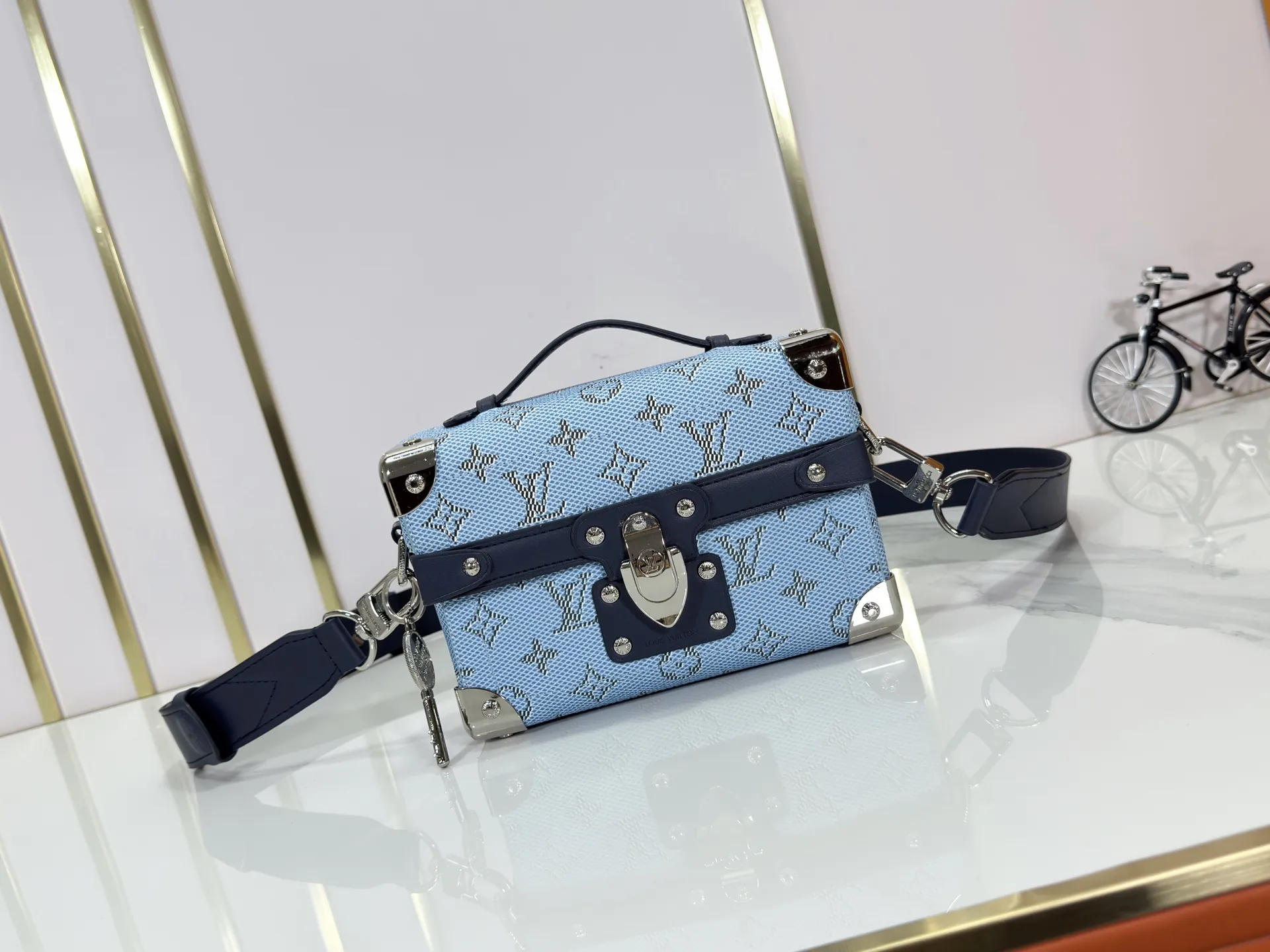 P320 Upgraded Original M15035 M13871 M11743 M11516 M11535 M12686 This Soul Trunk handbag is crafted by Pharrell Williams and is made of flexible LV Colorado cow leather with a grained texture. The Tumbler's magnetic clasp, rivets and top handles harken back to classic hard case elements, while a removable and adjustable shoulder strap completes the sophisticated details. Size: 19x15x7cm