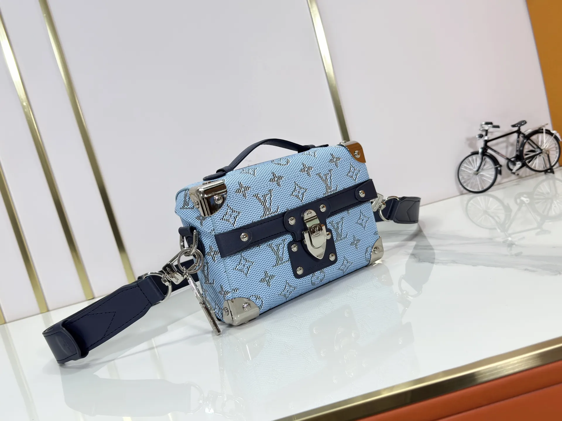 P320 Upgraded Original M15035 M13871 M11743 M11516 M11535 M12686 This Soul Trunk handbag is crafted by Pharrell Williams and is made of flexible LV Colorado cow leather with a grained texture. The Tumbler's magnetic clasp, rivets and top handles harken back to classic hard case elements, while a removable and adjustable shoulder strap completes the sophisticated details. Size: 19x15x7cm
