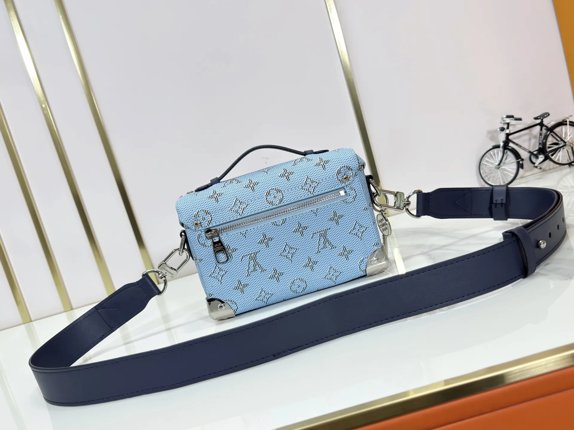 P320 Upgraded Original M15035 M13871 M11743 M11516 M11535 M12686 This Soul Trunk handbag is crafted by Pharrell Williams and is made of flexible LV Colorado cow leather with a grained texture. The Tumbler's magnetic clasp, rivets and top handles harken back to classic hard case elements, while a removable and adjustable shoulder strap completes the sophisticated details. Size: 19x15x7cm