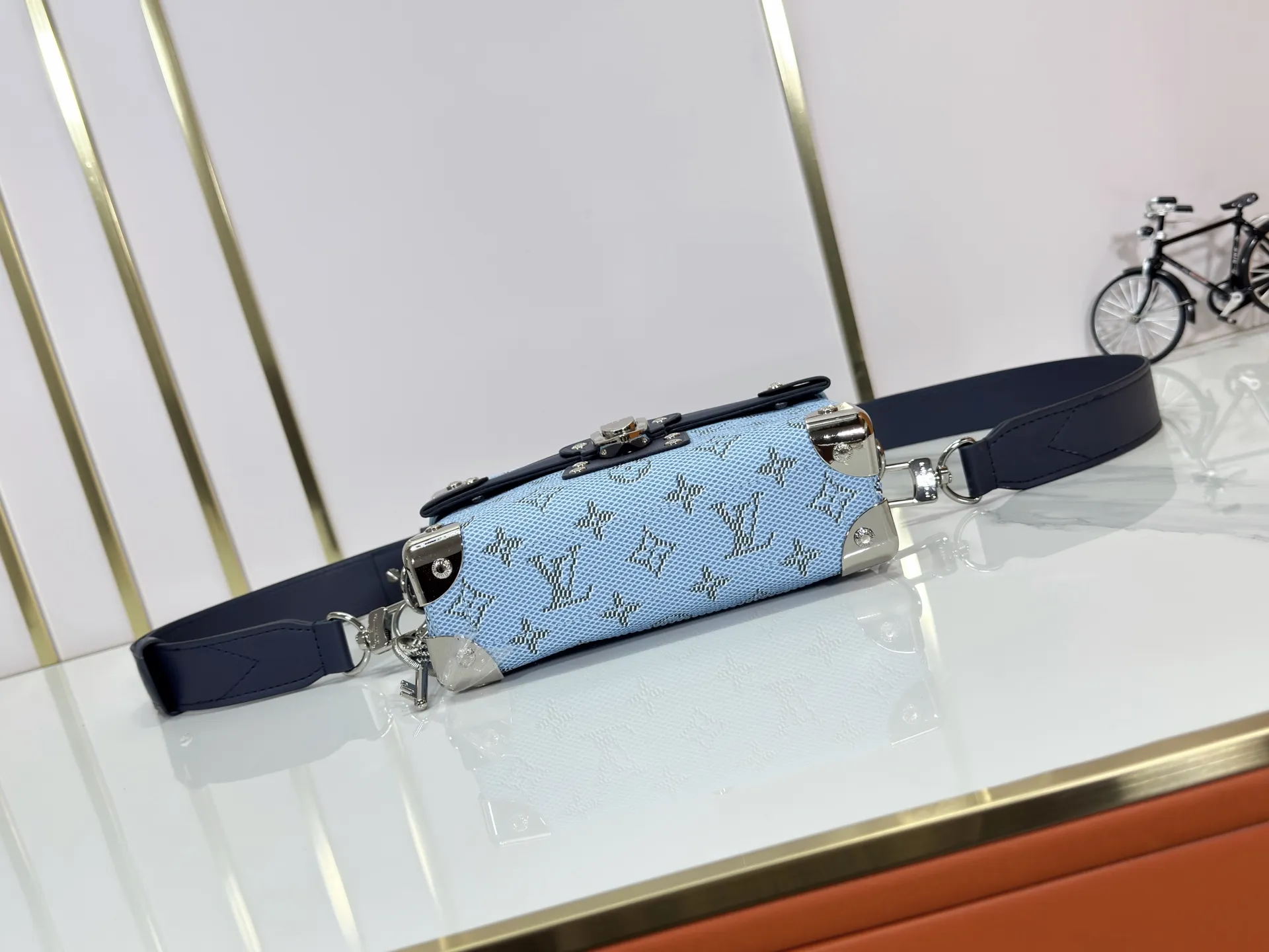 P320 Upgraded Original M15035 M13871 M11743 M11516 M11535 M12686 This Soul Trunk handbag is crafted by Pharrell Williams and is made of flexible LV Colorado cow leather with a grained texture. The Tumbler's magnetic clasp, rivets and top handles harken back to classic hard case elements, while a removable and adjustable shoulder strap completes the sophisticated details. Size: 19x15x7cm