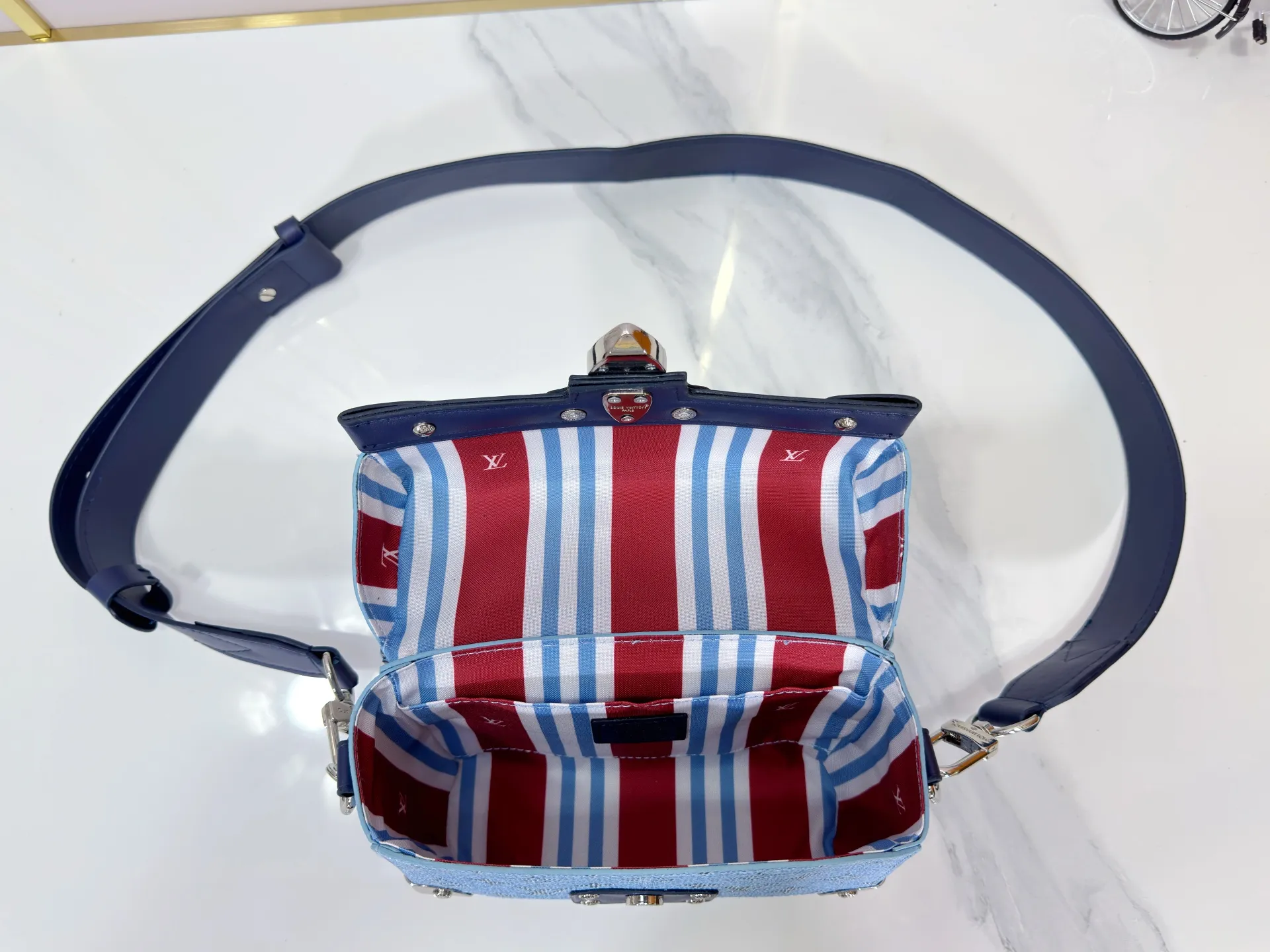P320 Upgraded Original M15035 M13871 M11743 M11516 M11535 M12686 This Soul Trunk handbag is crafted by Pharrell Williams and is made of flexible LV Colorado cow leather with a grained texture. The Tumbler's magnetic clasp, rivets and top handles harken back to classic hard case elements, while a removable and adjustable shoulder strap completes the sophisticated details. Size: 19x15x7cm
