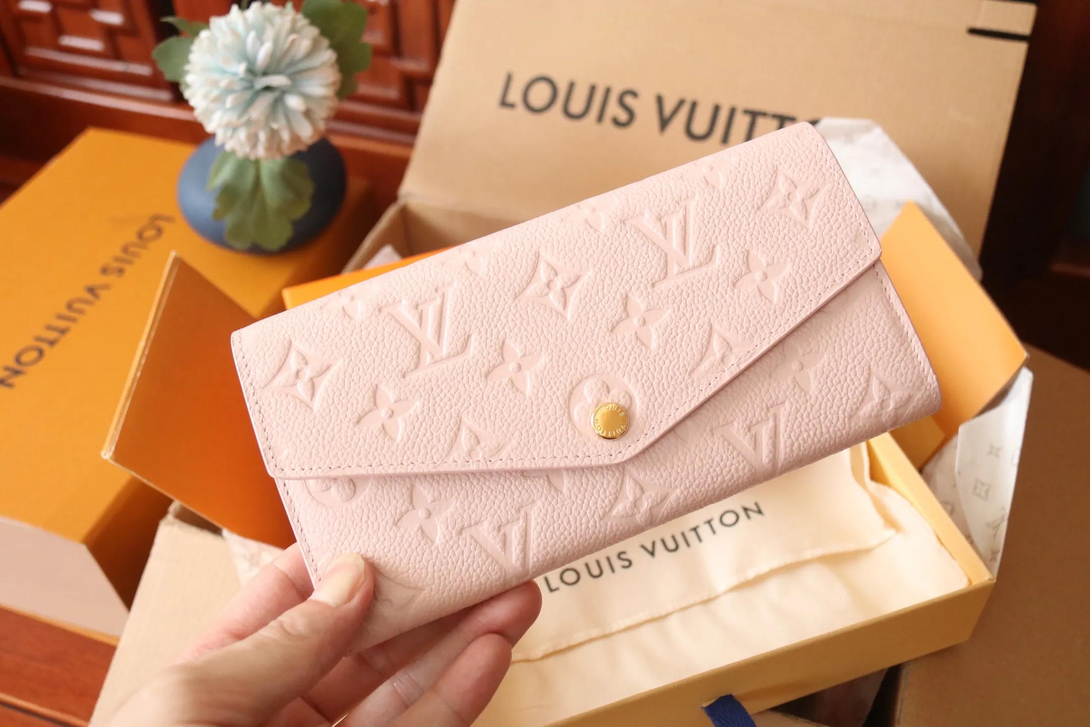 M82257 embossing powder P540 The embossing process of Louis Vuitton's iconic Monogram pattern is very beautiful, and the "Portefeuille Sara" using Monogram Unplant leather is used. Opening the envelope-shaped flip cover reveals functional interior features such as multiple card slots and a zippered coin pocket. Size: 19 10.5 2