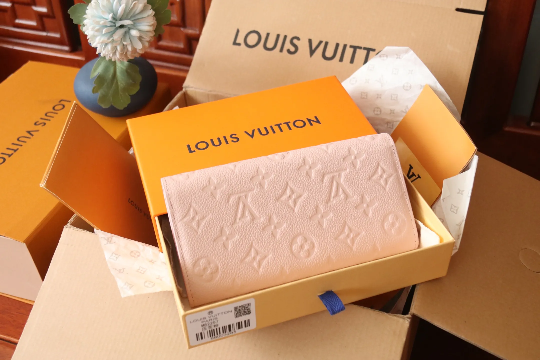 M82257 embossing powder P540 The embossing process of Louis Vuitton's iconic Monogram pattern is very beautiful, and the "Portefeuille Sara" using Monogram Unplant leather is used. Opening the envelope-shaped flip cover reveals functional interior features such as multiple card slots and a zippered coin pocket. Size: 19 10.5 2