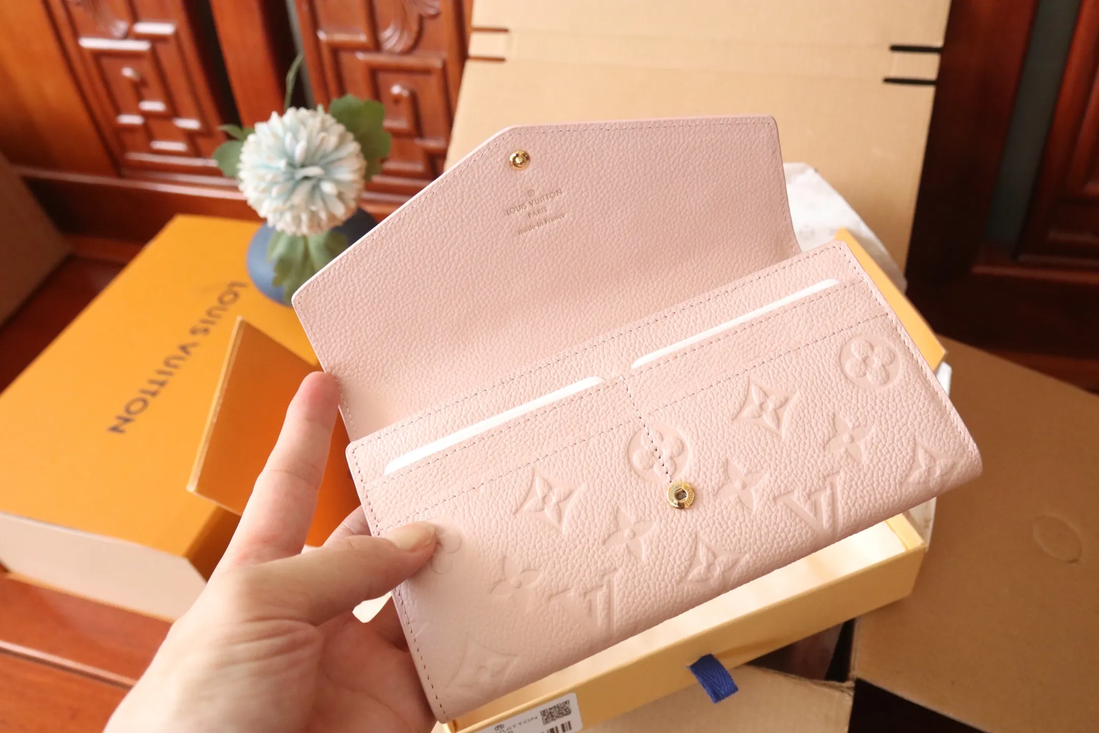 M82257 embossing powder P540 The embossing process of Louis Vuitton's iconic Monogram pattern is very beautiful, and the "Portefeuille Sara" using Monogram Unplant leather is used. Opening the envelope-shaped flip cover reveals functional interior features such as multiple card slots and a zippered coin pocket. Size: 19 10.5 2