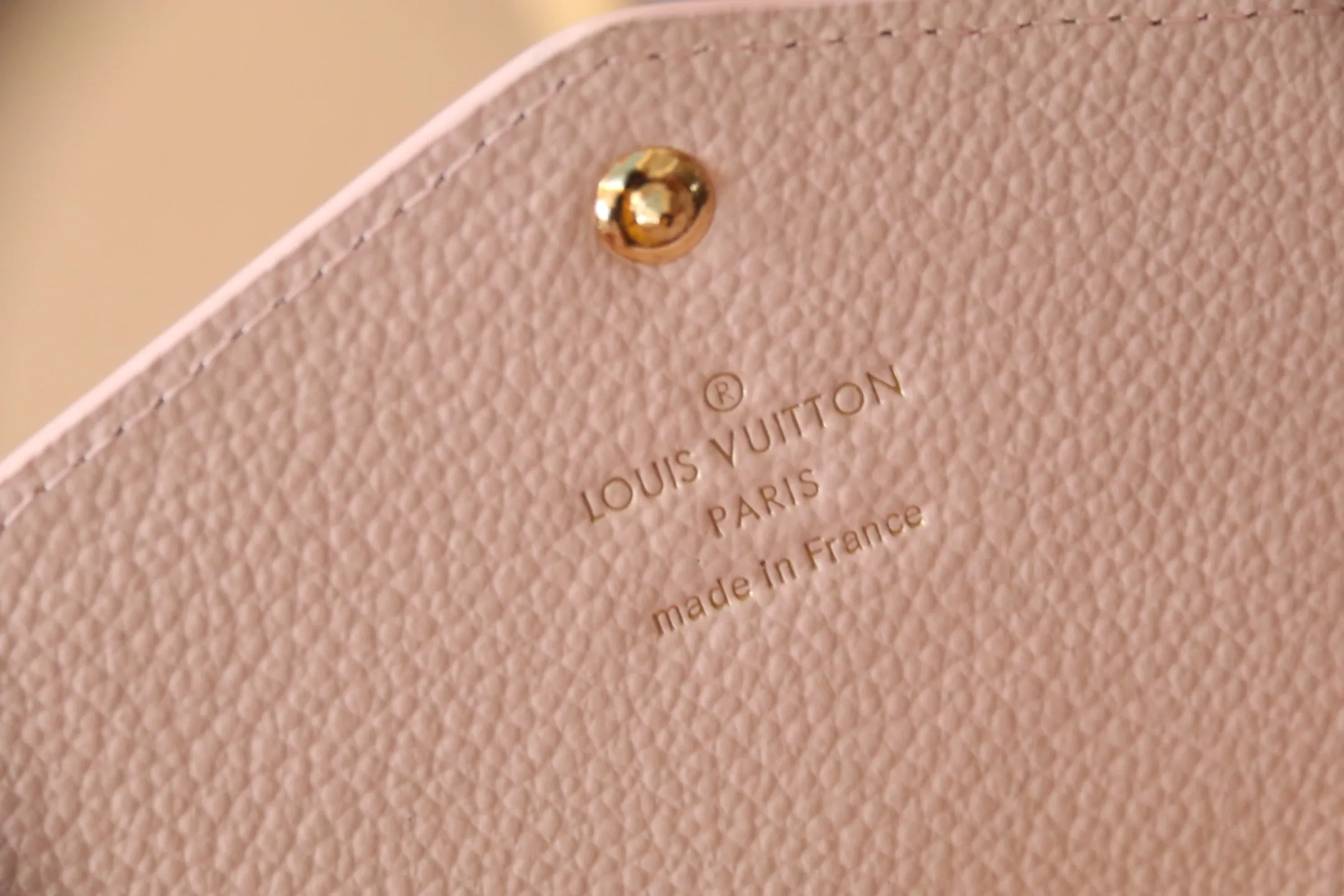 M82257 embossing powder P540 The embossing process of Louis Vuitton's iconic Monogram pattern is very beautiful, and the "Portefeuille Sara" using Monogram Unplant leather is used. Opening the envelope-shaped flip cover reveals functional interior features such as multiple card slots and a zippered coin pocket. Size: 19 10.5 2