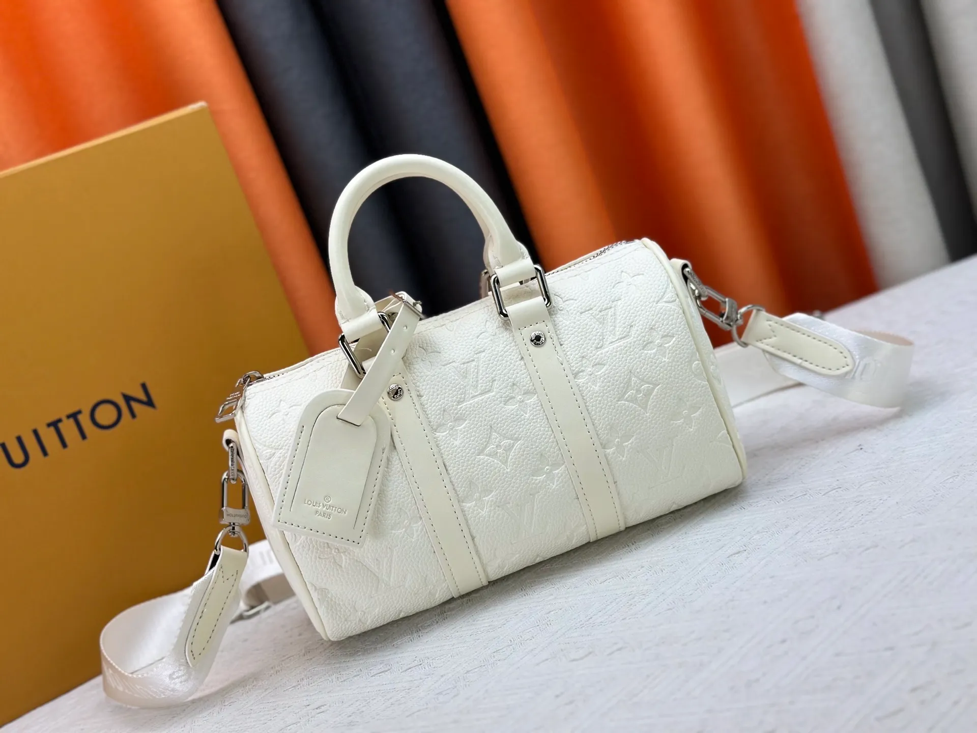 P260 Guangzhou goods M24434 M13866 M26055 M11996 M20900 M46687 M46271 This Keepall 25 handbag is made from a full leather speedy pillow bag. Louis Vuitton launches the Aerogram version of the new Keepall, which is made of off-white soft grain leather, restrained and fashionable. Off-white embossed logo, leather body with top handle and adjustable shoulder strap, suitable for hand or shoulder carry. Dimensions 25 x 15x 11 cm.