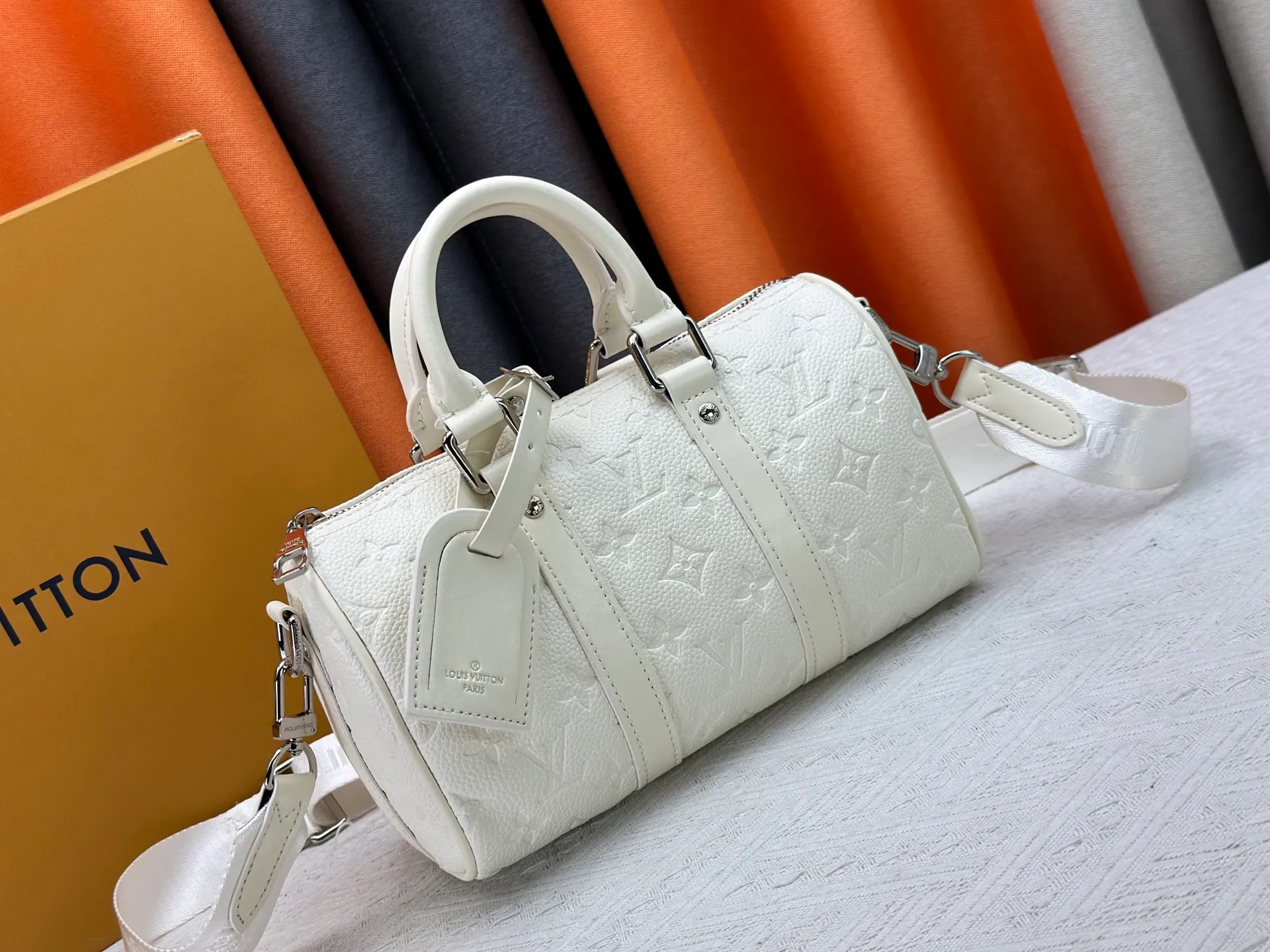 P260 Guangzhou goods M24434 M13866 M26055 M11996 M20900 M46687 M46271 This Keepall 25 handbag is made from a full leather speedy pillow bag. Louis Vuitton launches the Aerogram version of the new Keepall, which is made of off-white soft grain leather, restrained and fashionable. Off-white embossed logo, leather body with top handle and adjustable shoulder strap, suitable for hand or shoulder carry. Dimensions 25 x 15x 11 cm.