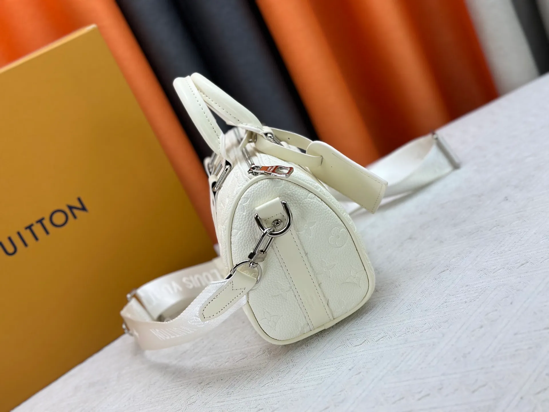 P260 Guangzhou goods M24434 M13866 M26055 M11996 M20900 M46687 M46271 This Keepall 25 handbag is made from a full leather speedy pillow bag. Louis Vuitton launches the Aerogram version of the new Keepall, which is made of off-white soft grain leather, restrained and fashionable. Off-white embossed logo, leather body with top handle and adjustable shoulder strap, suitable for hand or shoulder carry. Dimensions 25 x 15x 11 cm.