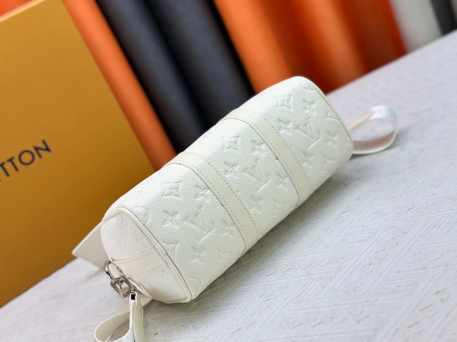 P260 Guangzhou goods M24434 M13866 M26055 M11996 M20900 M46687 M46271 This Keepall 25 handbag is made from a full leather speedy pillow bag. Louis Vuitton launches the Aerogram version of the new Keepall, which is made of off-white soft grain leather, restrained and fashionable. Off-white embossed logo, leather body with top handle and adjustable shoulder strap, suitable for hand or shoulder carry. Dimensions 25 x 15x 11 cm.