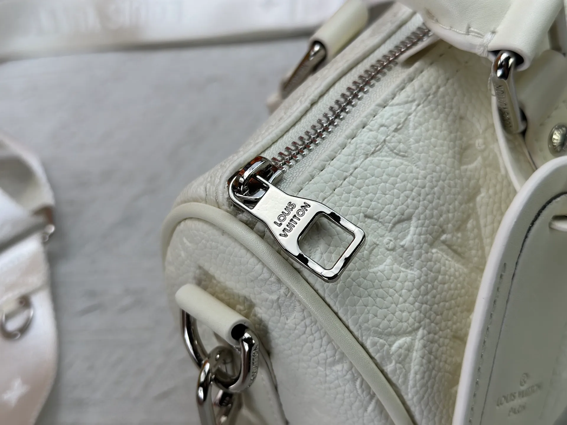 P260 Guangzhou goods M24434 M13866 M26055 M11996 M20900 M46687 M46271 This Keepall 25 handbag is made from a full leather speedy pillow bag. Louis Vuitton launches the Aerogram version of the new Keepall, which is made of off-white soft grain leather, restrained and fashionable. Off-white embossed logo, leather body with top handle and adjustable shoulder strap, suitable for hand or shoulder carry. Dimensions 25 x 15x 11 cm.