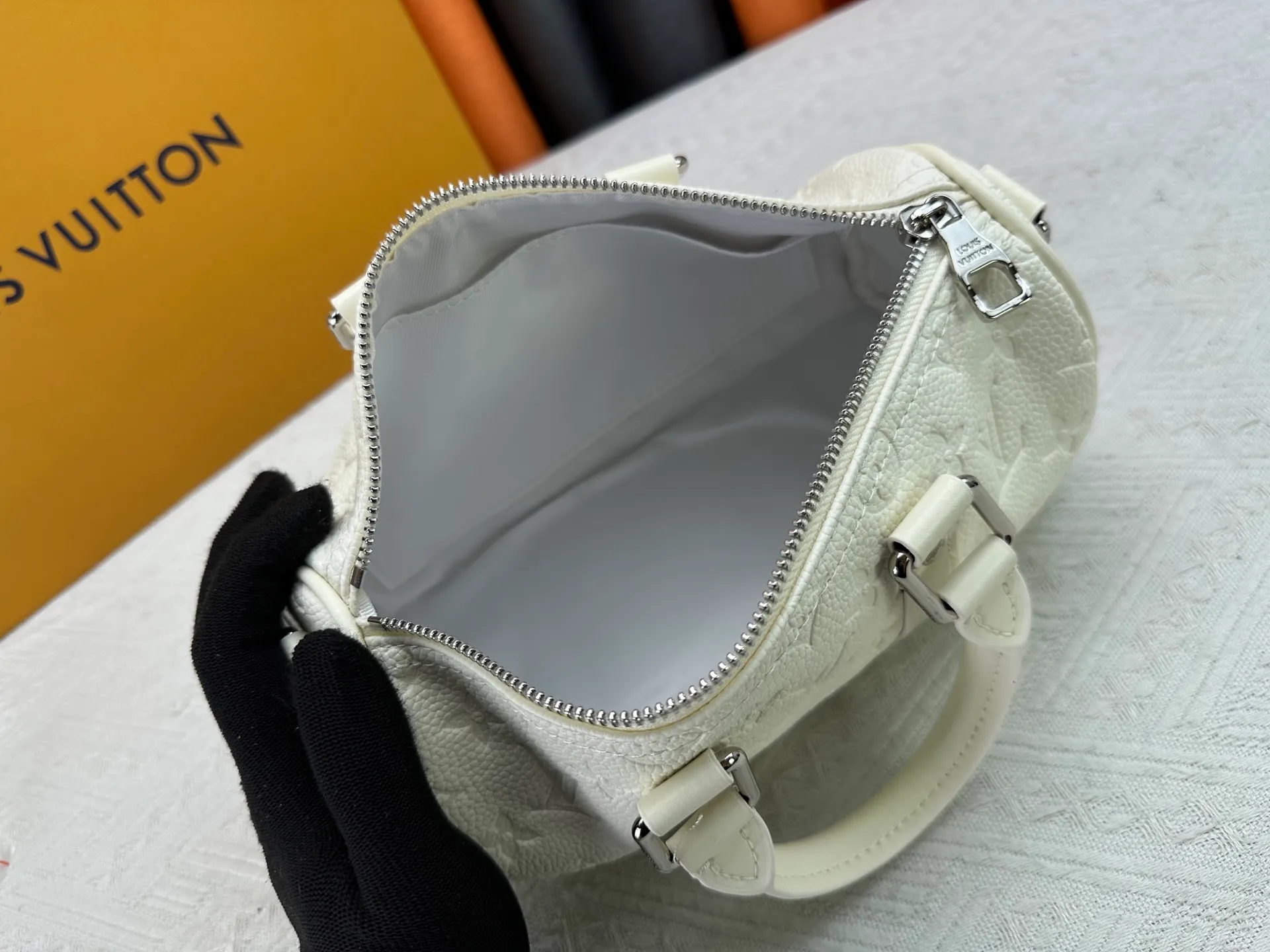 P260 Guangzhou goods M24434 M13866 M26055 M11996 M20900 M46687 M46271 This Keepall 25 handbag is made from a full leather speedy pillow bag. Louis Vuitton launches the Aerogram version of the new Keepall, which is made of off-white soft grain leather, restrained and fashionable. Off-white embossed logo, leather body with top handle and adjustable shoulder strap, suitable for hand or shoulder carry. Dimensions 25 x 15x 11 cm.