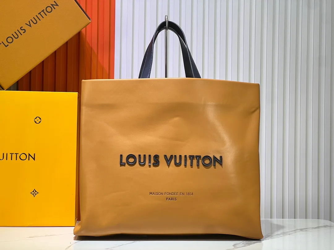 Batch 320💰M24457 Black Orange Blue Green Gray Presbyopia Plaid Black Crocodile Orange Crocodile Pattern 9 Colors ✔️ This Shopper medium handbag draws inspiration from Louis Vuitton shopping bags, with the words Louis Vuitton and Maison Fondée En 1854 written on soft cow leather, with a top handle and a detachable shoulder strap. Size: 40x32x16cm