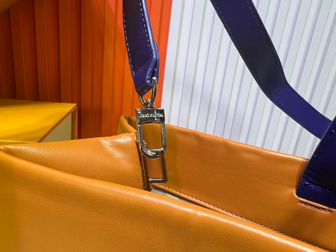 Batch 320💰M24457 Black Orange Blue Green Gray Presbyopia Plaid Black Crocodile Orange Crocodile Pattern 9 Colors ✔️ This Shopper medium handbag draws inspiration from Louis Vuitton shopping bags, with the words Louis Vuitton and Maison Fondée En 1854 written on soft cow leather, with a top handle and a detachable shoulder strap. Size: 40x32x16cm