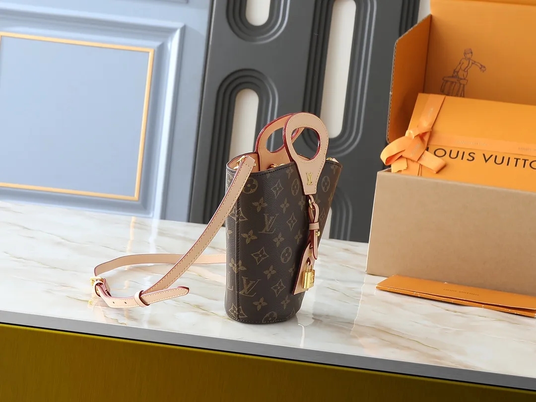 💰240💰Upgraded from the original M14680. Nicolas Ghesquière presented the Rivage BB handbag at the 2025 spring and summer show. It is cut out of Monogram canvas in a bucket shape and reinterprets the Noctambule handbag launched by Louis Vuitton in 1999. The trunk-style handles, LV-engraved padlock and leather luggage tag add classic elements, and the shoulder strap makes it easy to carry cross-body. Dimensions: 12.0 x 18.0 x 7.0 cm (length x height x width)