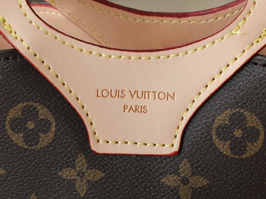 💰240💰Upgraded from the original M14680. Nicolas Ghesquière presented the Rivage BB handbag at the 2025 spring and summer show. It is cut out of Monogram canvas in a bucket shape and reinterprets the Noctambule handbag launched by Louis Vuitton in 1999. The trunk-style handles, LV-engraved padlock and leather luggage tag add classic elements, and the shoulder strap makes it easy to carry cross-body. Dimensions: 12.0 x 18.0 x 7.0 cm (length x height x width)