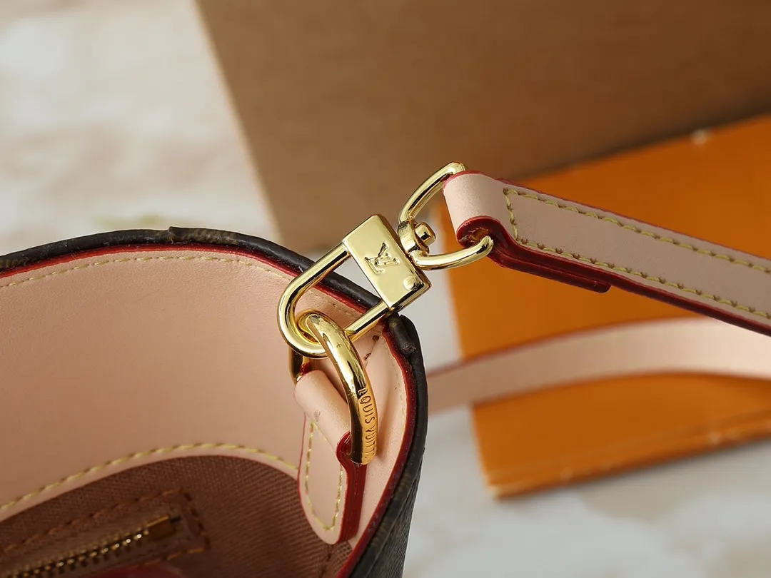 💰240💰Upgraded from the original M14680. Nicolas Ghesquière presented the Rivage BB handbag at the 2025 spring and summer show. It is cut out of Monogram canvas in a bucket shape and reinterprets the Noctambule handbag launched by Louis Vuitton in 1999. The trunk-style handles, LV-engraved padlock and leather luggage tag add classic elements, and the shoulder strap makes it easy to carry cross-body. Dimensions: 12.0 x 18.0 x 7.0 cm (length x height x width)
