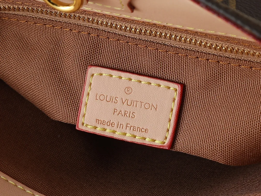 💰240💰Upgraded from the original M14680. Nicolas Ghesquière presented the Rivage BB handbag at the 2025 spring and summer show. It is cut out of Monogram canvas in a bucket shape and reinterprets the Noctambule handbag launched by Louis Vuitton in 1999. The trunk-style handles, LV-engraved padlock and leather luggage tag add classic elements, and the shoulder strap makes it easy to carry cross-body. Dimensions: 12.0 x 18.0 x 7.0 cm (length x height x width)