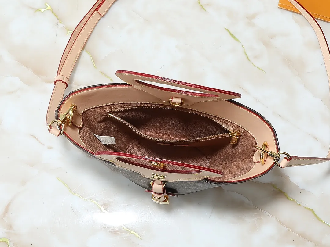 💰240💰Upgraded from the original M14680. Nicolas Ghesquière presented the Rivage BB handbag at the 2025 spring and summer show. It is cut out of Monogram canvas in a bucket shape and reinterprets the Noctambule handbag launched by Louis Vuitton in 1999. The trunk-style handles, LV-engraved padlock and leather luggage tag add classic elements, and the shoulder strap makes it easy to carry cross-body. Dimensions: 12.0 x 18.0 x 7.0 cm (length x height x width)
