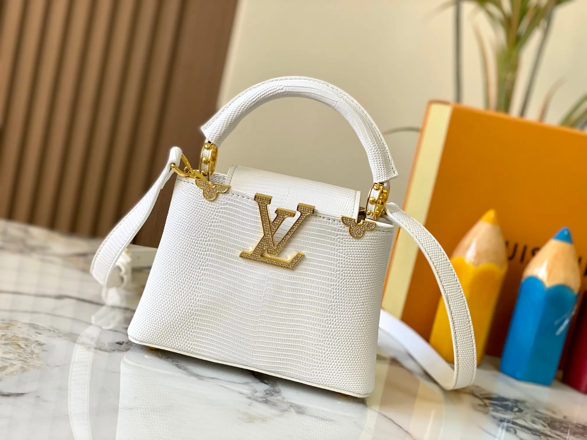 Top original P440 Guangzhou product M12296 white lizard leather with gold diamond corolla🔺This Capucines mini handbag is wrapped in gorgeous lizard leather and lined with delicate sheepskin, embellished with dazzling metal parts. The flip cover reads LV letters inside, and a Monogram flower blooms when turned out. Its compact size makes it a dazzling choice for evening occasions. Detailed features 21 x 14 x 8 cm (length x height x width