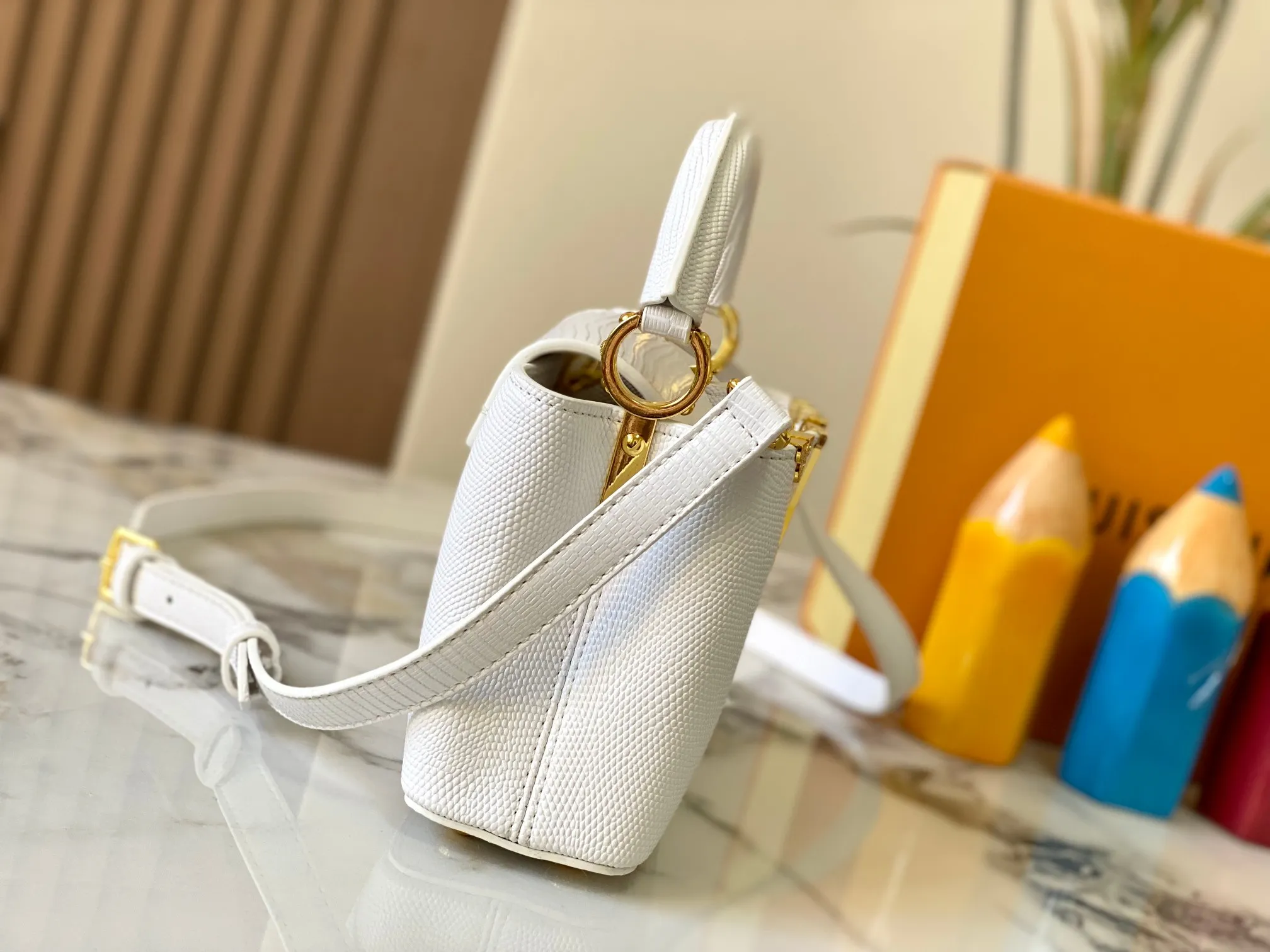 Top original P440 Guangzhou product M12296 white lizard leather with gold diamond corolla🔺This Capucines mini handbag is wrapped in gorgeous lizard leather and lined with delicate sheepskin, embellished with dazzling metal parts. The flip cover reads LV letters inside, and a Monogram flower blooms when turned out. Its compact size makes it a dazzling choice for evening occasions. Detailed features 21 x 14 x 8 cm (length x height x width