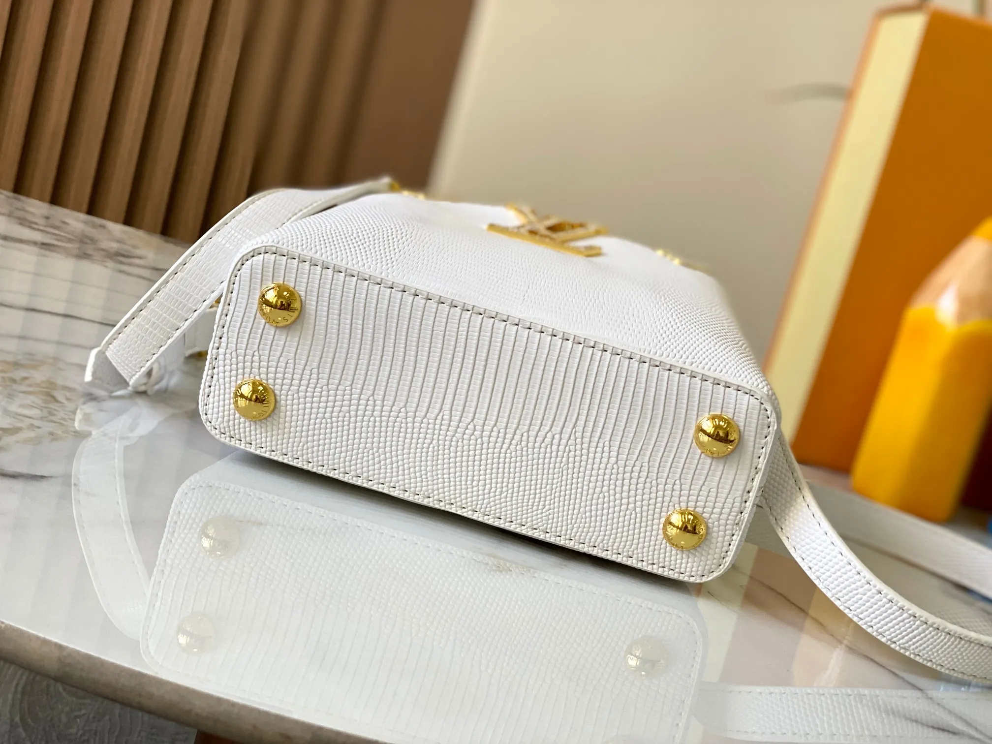Top original P440 Guangzhou product M12296 white lizard leather with gold diamond corolla🔺This Capucines mini handbag is wrapped in gorgeous lizard leather and lined with delicate sheepskin, embellished with dazzling metal parts. The flip cover reads LV letters inside, and a Monogram flower blooms when turned out. Its compact size makes it a dazzling choice for evening occasions. Detailed features 21 x 14 x 8 cm (length x height x width