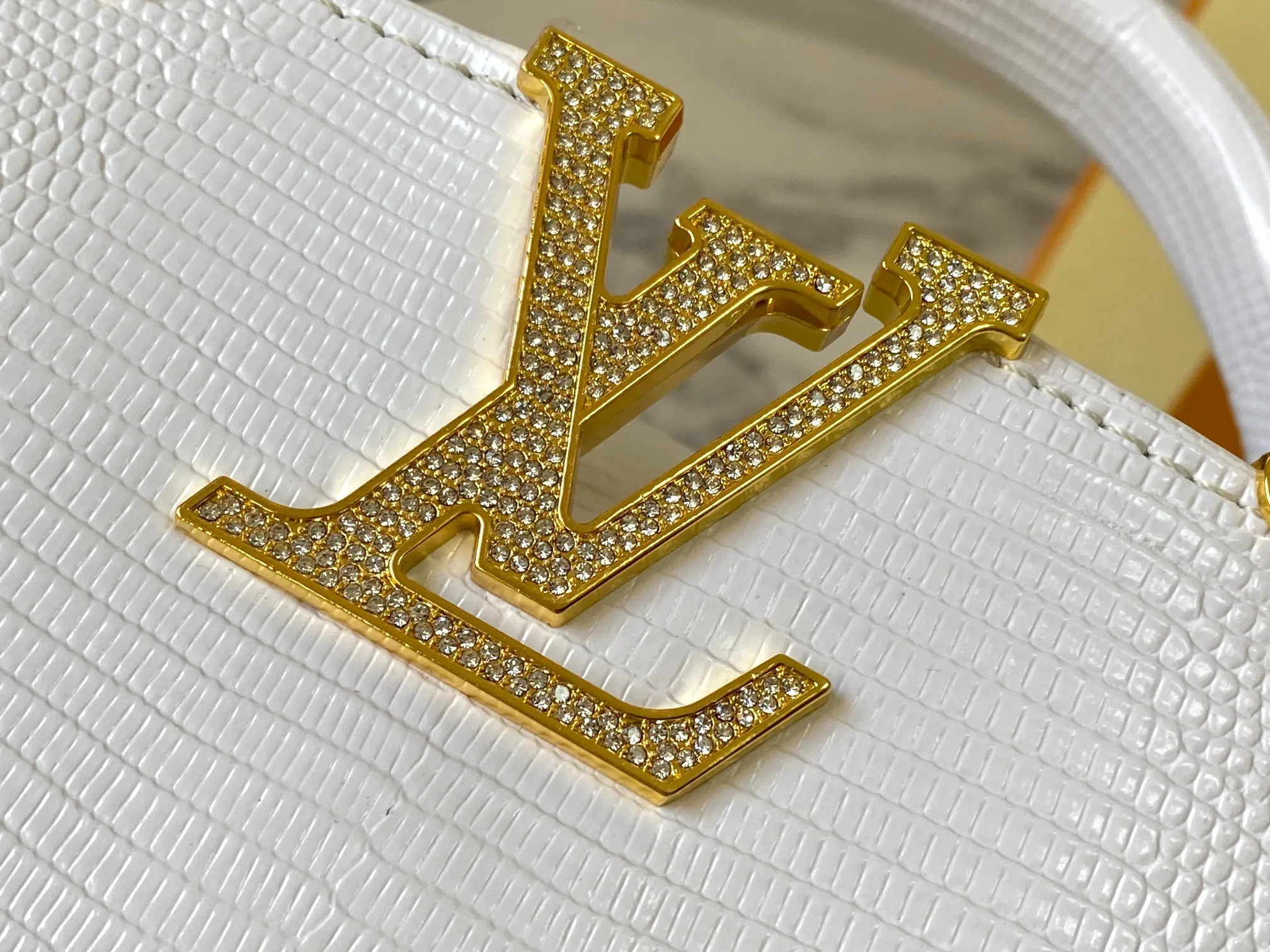 Top original P440 Guangzhou product M12296 white lizard leather with gold diamond corolla🔺This Capucines mini handbag is wrapped in gorgeous lizard leather and lined with delicate sheepskin, embellished with dazzling metal parts. The flip cover reads LV letters inside, and a Monogram flower blooms when turned out. Its compact size makes it a dazzling choice for evening occasions. Detailed features 21 x 14 x 8 cm (length x height x width