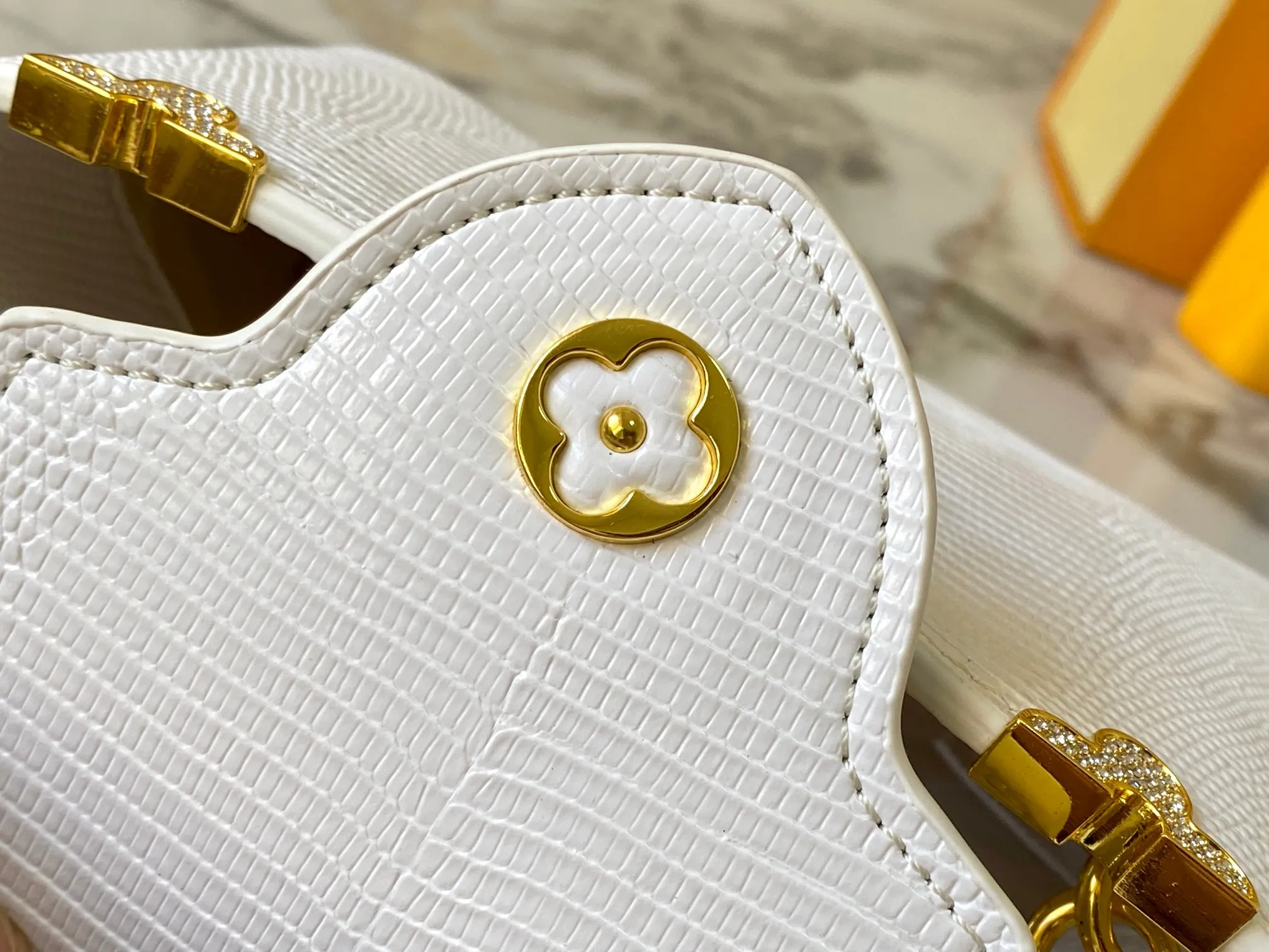 Top original P440 Guangzhou product M12296 white lizard leather with gold diamond corolla🔺This Capucines mini handbag is wrapped in gorgeous lizard leather and lined with delicate sheepskin, embellished with dazzling metal parts. The flip cover reads LV letters inside, and a Monogram flower blooms when turned out. Its compact size makes it a dazzling choice for evening occasions. Detailed features 21 x 14 x 8 cm (length x height x width