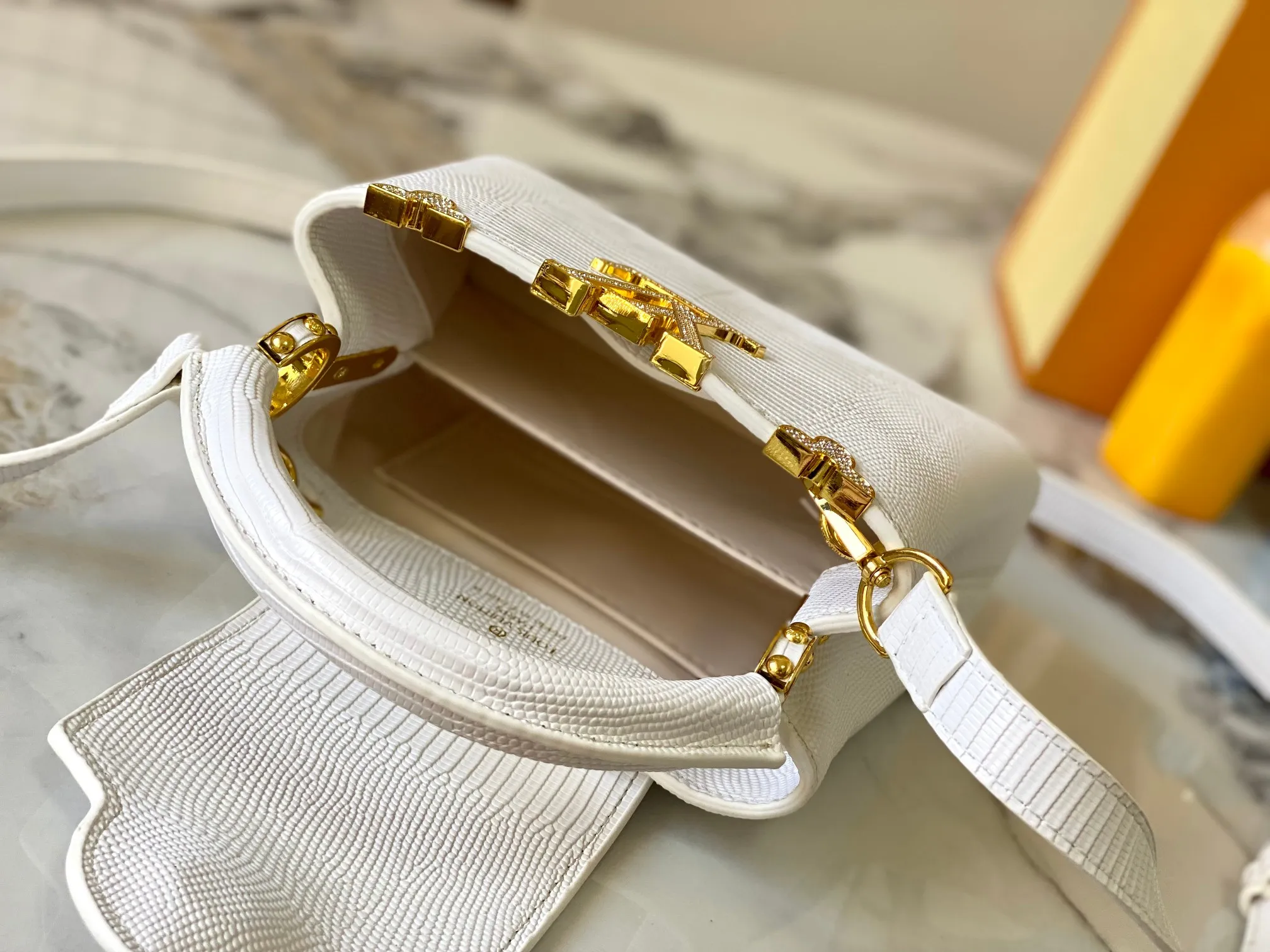 Top original P440 Guangzhou product M12296 white lizard leather with gold diamond corolla🔺This Capucines mini handbag is wrapped in gorgeous lizard leather and lined with delicate sheepskin, embellished with dazzling metal parts. The flip cover reads LV letters inside, and a Monogram flower blooms when turned out. Its compact size makes it a dazzling choice for evening occasions. Detailed features 21 x 14 x 8 cm (length x height x width