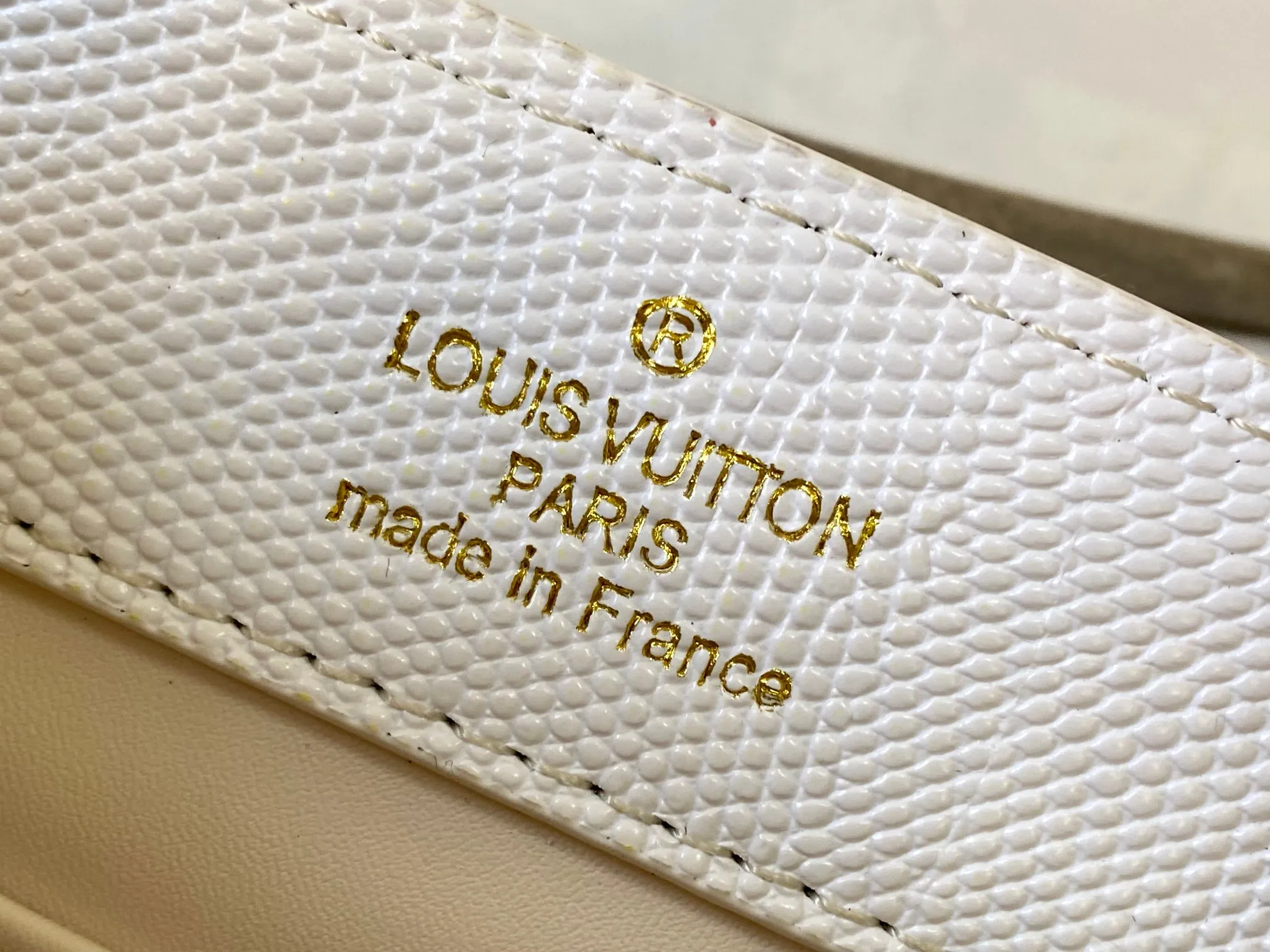 Top original P440 Guangzhou product M12296 white lizard leather with gold diamond corolla🔺This Capucines mini handbag is wrapped in gorgeous lizard leather and lined with delicate sheepskin, embellished with dazzling metal parts. The flip cover reads LV letters inside, and a Monogram flower blooms when turned out. Its compact size makes it a dazzling choice for evening occasions. Detailed features 21 x 14 x 8 cm (length x height x width