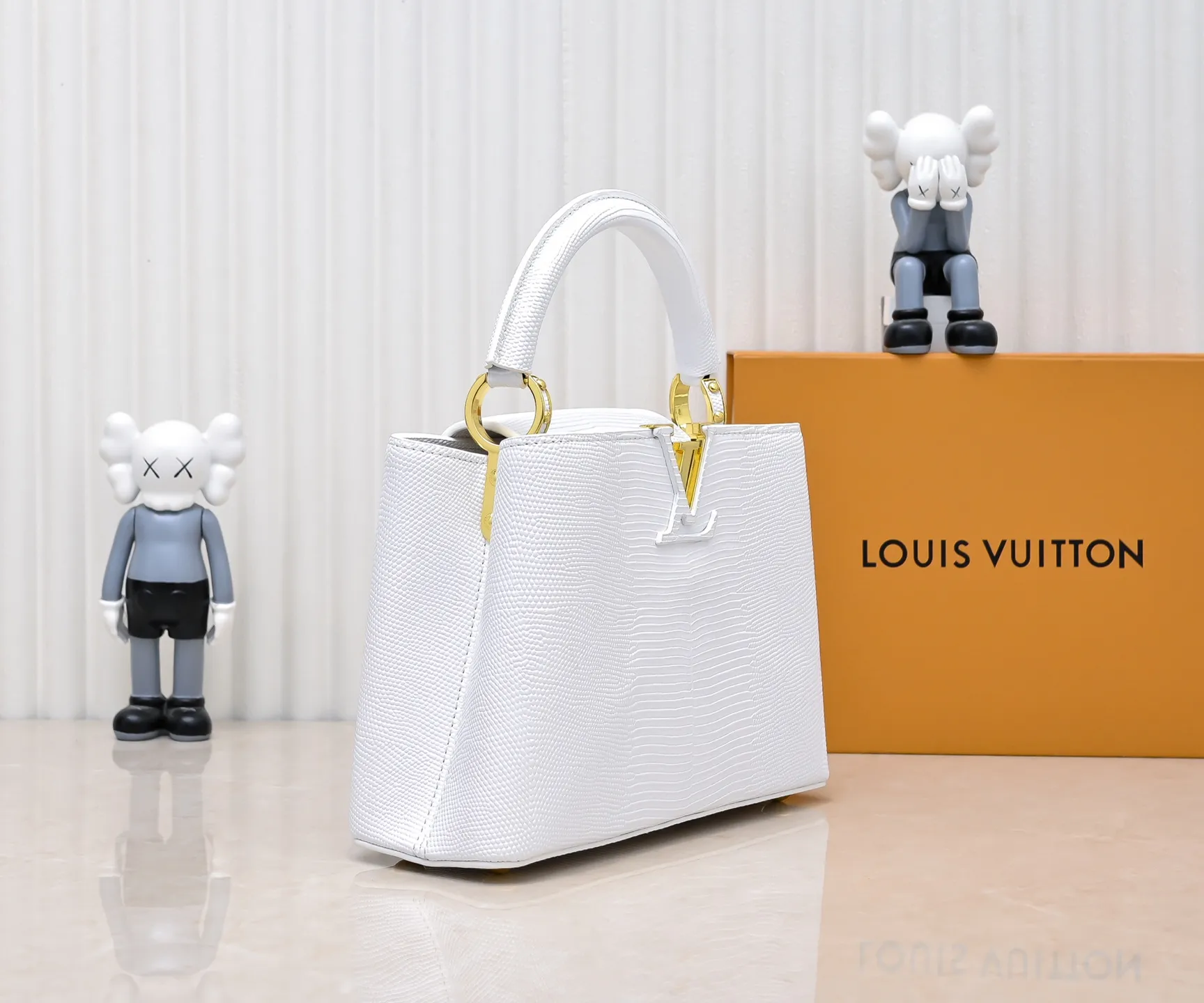 Top original P420 Guangzhou-made M99528 white lizard skin gold buckle CapucinesBB handbag exquisitely combines graceful lizard skin outer layer, delicate sheepskin lining and glossy metal parts. The iconic flip cover achieves two styles. The LV logo can be read on the inside. Monogram flowers bloom on the outside. It lights up an eye-catching corner for evening occasions and adds a personalized atmosphere to the wardrobe. Shine gorgeous style in day and night occasions.  Detailed features 27 x 18 x 9 cm (length x height x width)